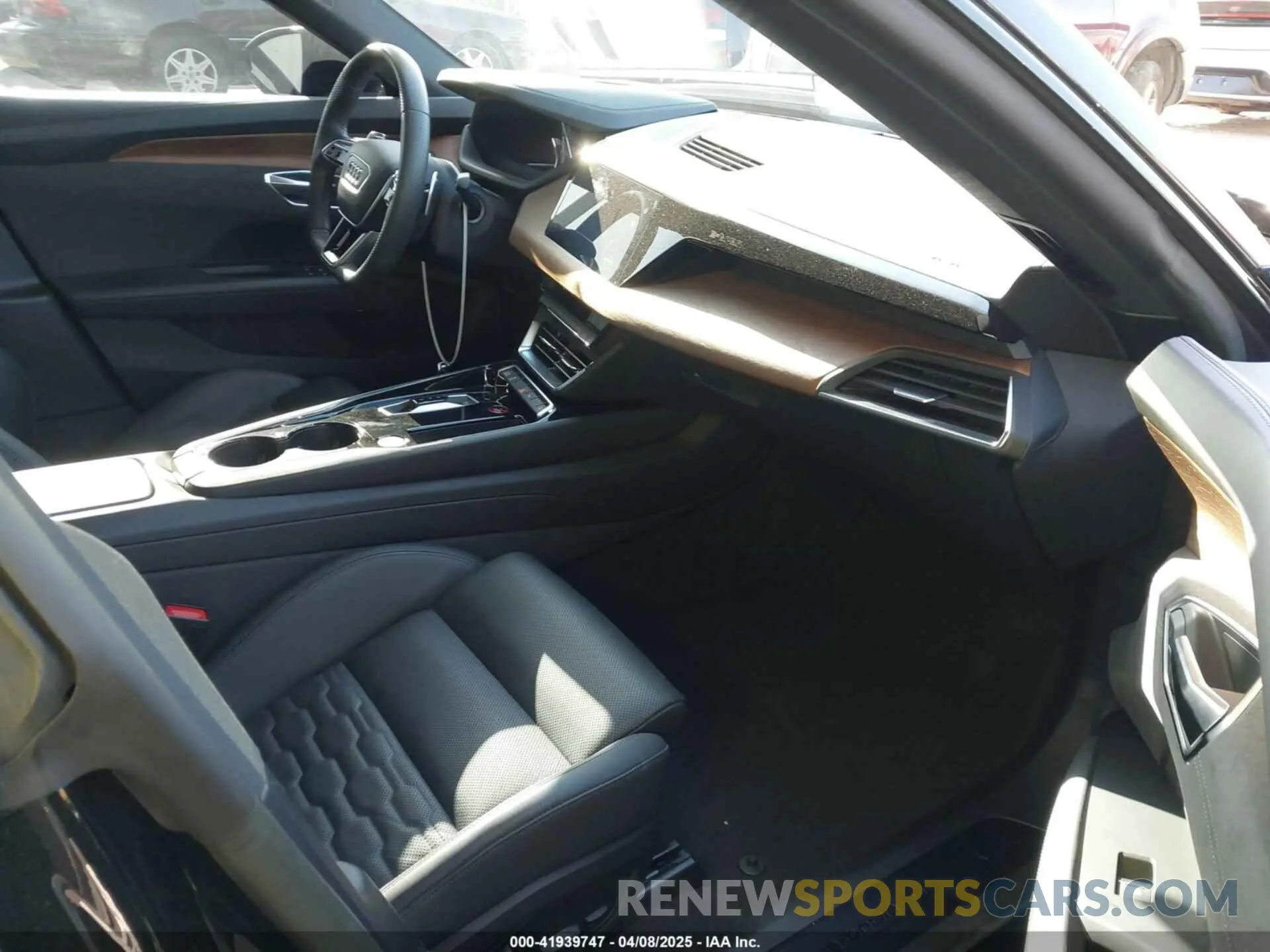 5 fotografías del automóvil dañado WAUFJBFW3P7002905 AUDI E-TRON GT 2023
