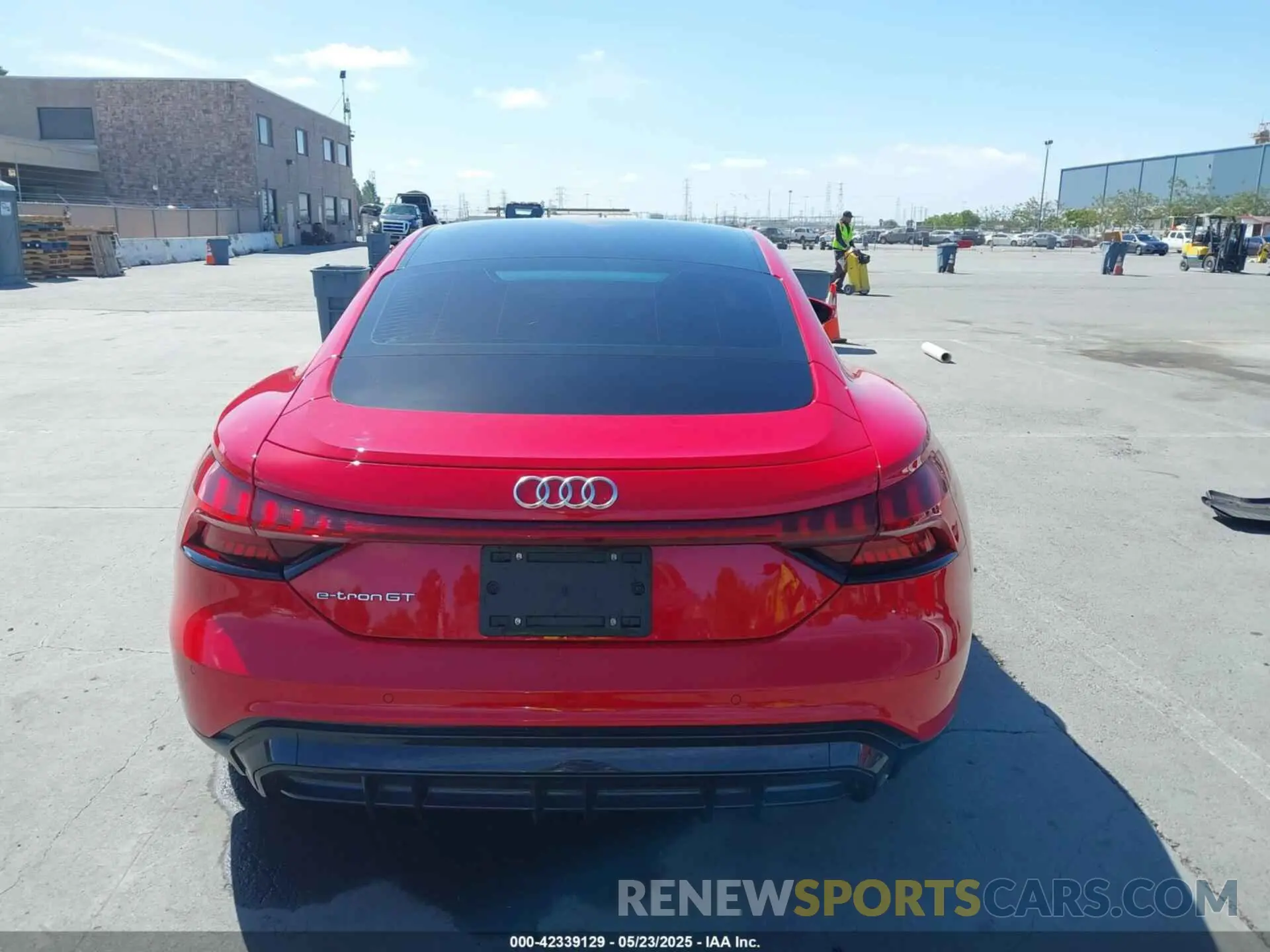 16 fotografías del automóvil dañado WAUFJBFW2R7000954 AUDI E-TRON GT 2024