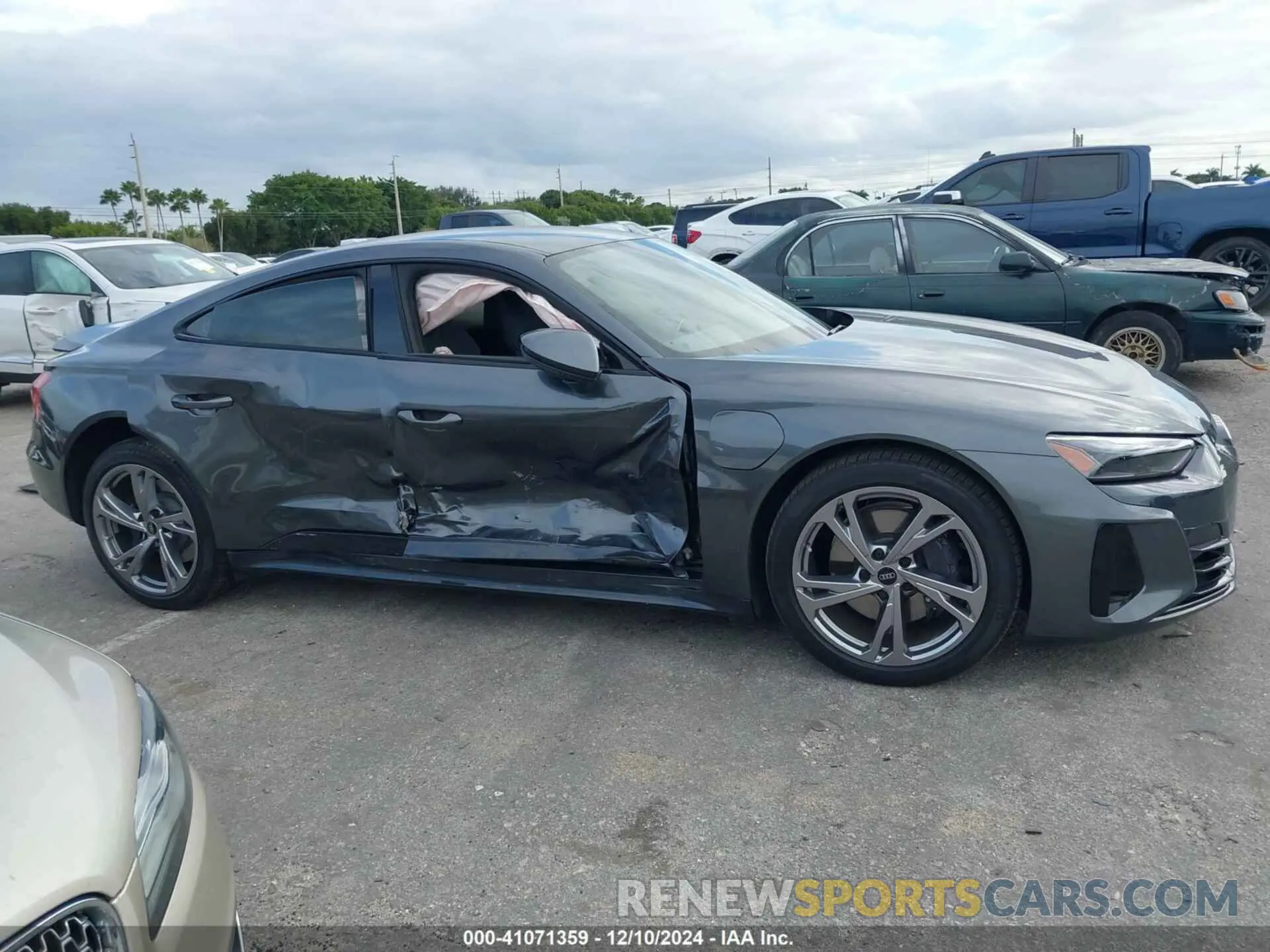 13 fotografías del automóvil dañado WAUFJBFW5R7004416 AUDI E-TRON GT 2024