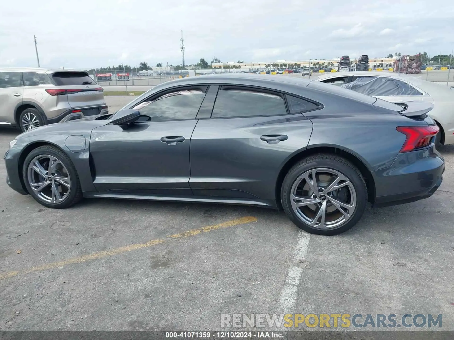 14 fotografías del automóvil dañado WAUFJBFW5R7004416 AUDI E-TRON GT 2024