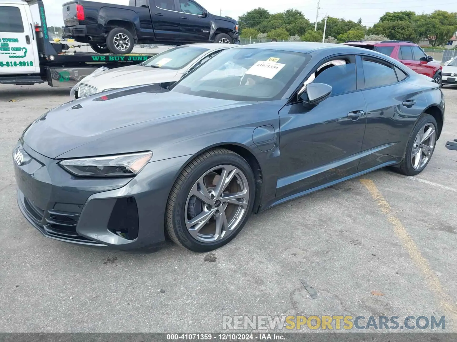 2 fotografías del automóvil dañado WAUFJBFW5R7004416 AUDI E-TRON GT 2024