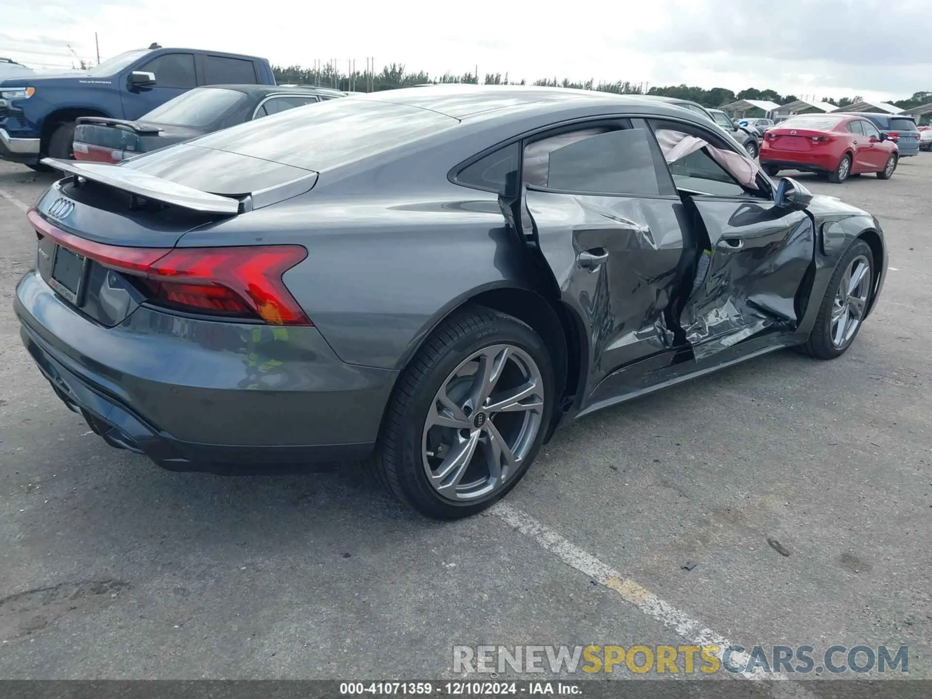 4 fotografías del automóvil dañado WAUFJBFW5R7004416 AUDI E-TRON GT 2024