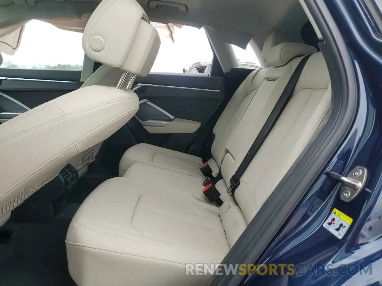 11 fotografías del automóvil dañado WA1AECF31L1010392 AUDI Q3 2020