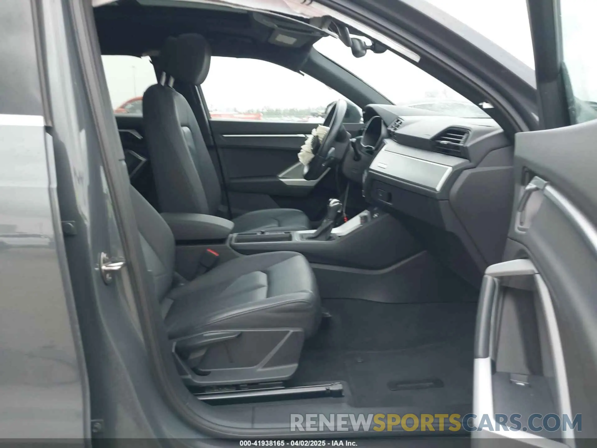 5 fotografías del automóvil dañado WA1AECF38L1090483 AUDI Q3 2020