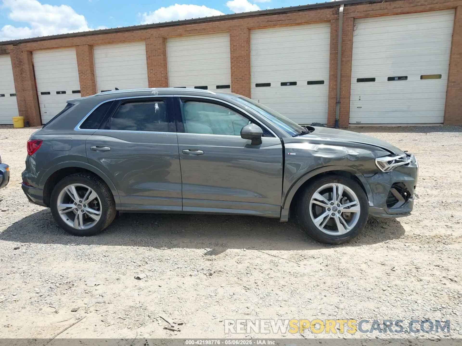 13 fotografías del automóvil dañado WA1EECF34L1030072 AUDI Q3 2020