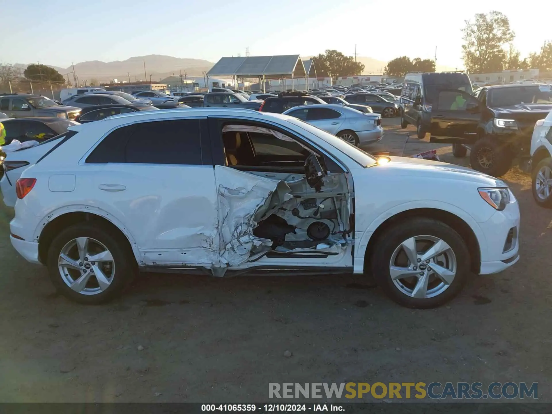 13 fotografías del automóvil dañado WA1AUCF38M1132624 AUDI Q3 2021
