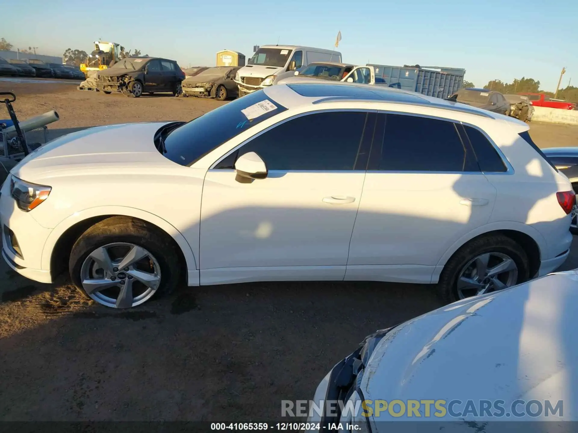 14 fotografías del automóvil dañado WA1AUCF38M1132624 AUDI Q3 2021