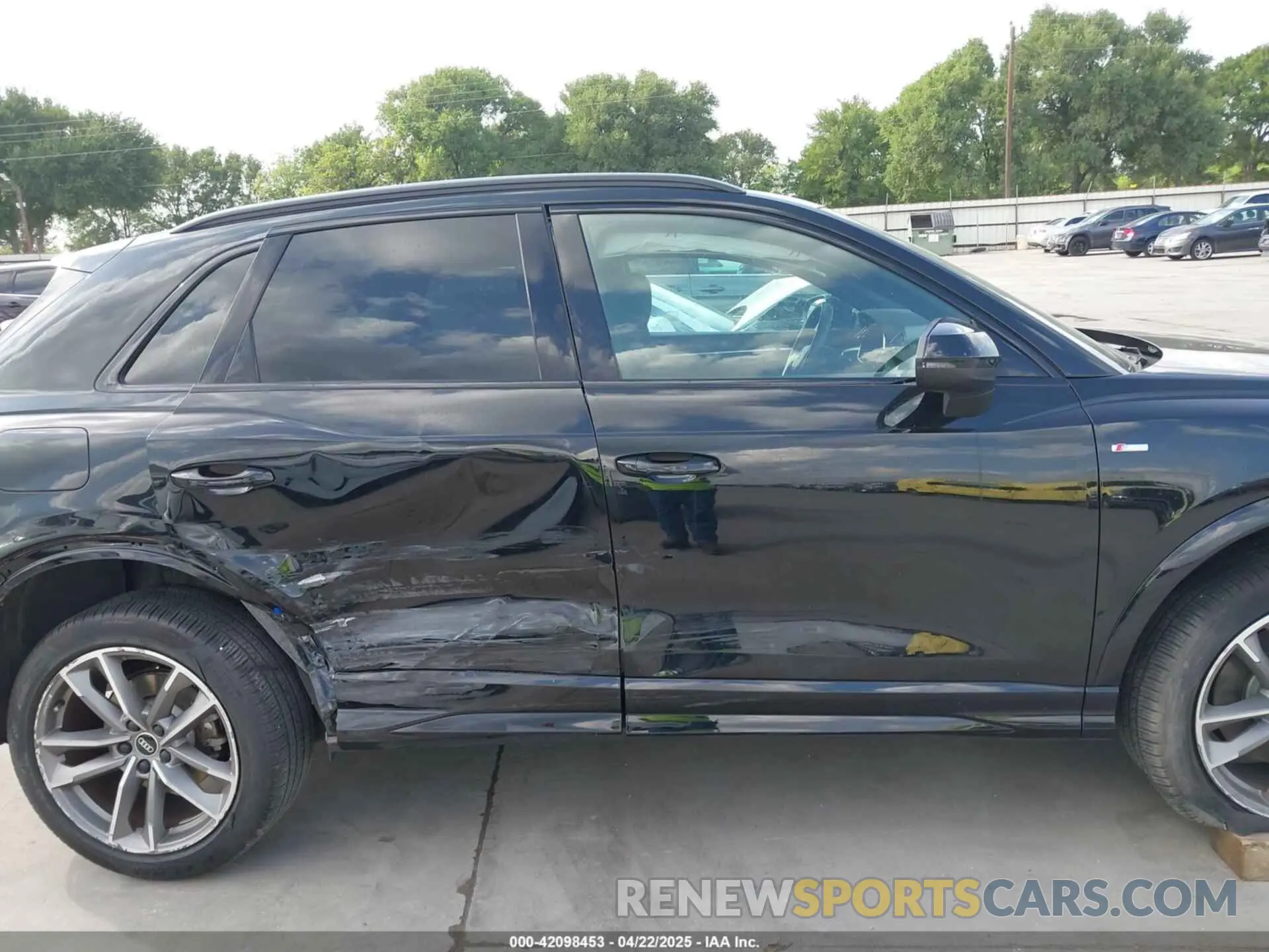 14 fotografías del automóvil dañado WA1EECF3XN1009942 AUDI Q3 2022