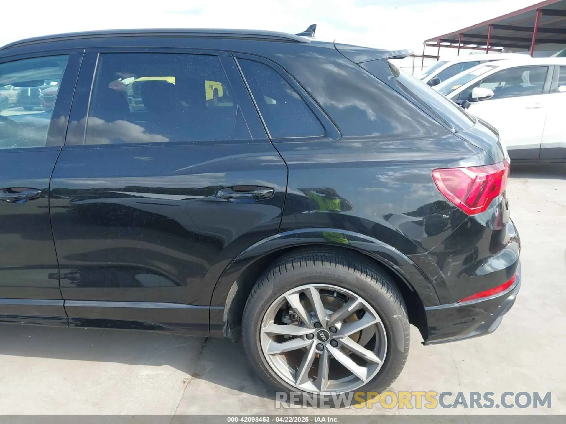20 fotografías del automóvil dañado WA1EECF3XN1009942 AUDI Q3 2022