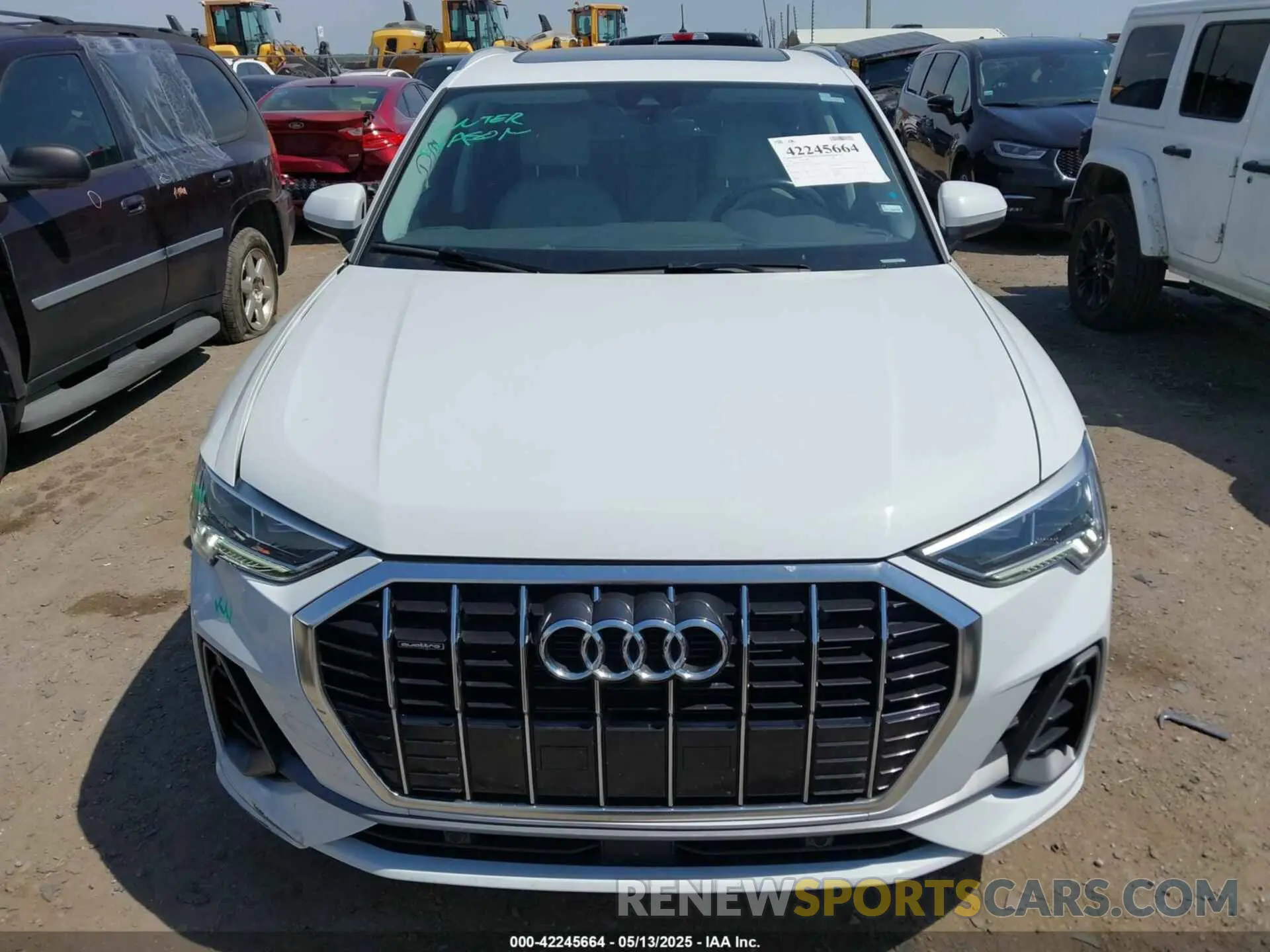 12 fotografías del automóvil dañado WA1DECF37R1044715 AUDI Q3 2024