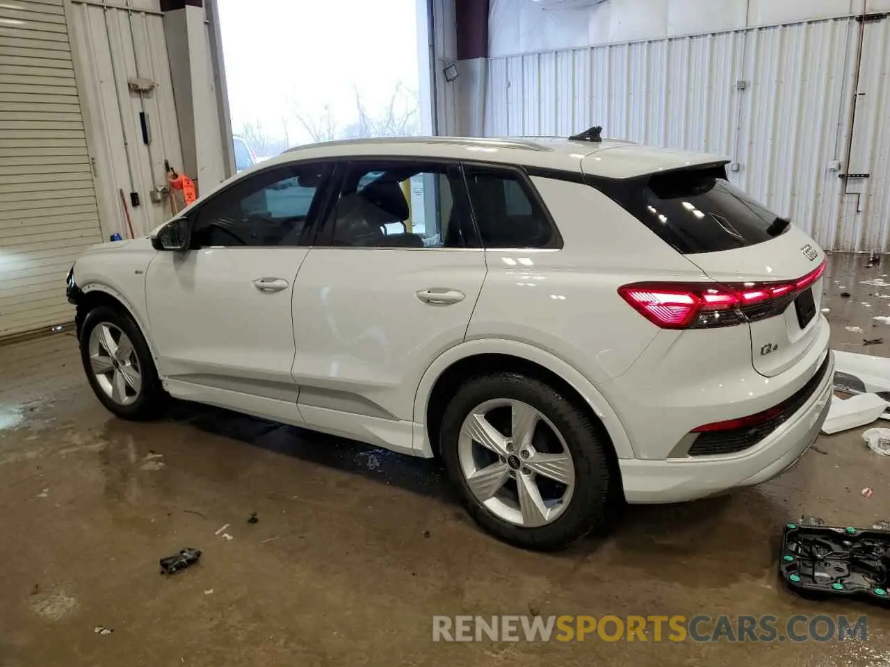 2 fotografías del automóvil dañado WA1KUBFZ9RP053762 AUDI Q4 E-TRON 2024
