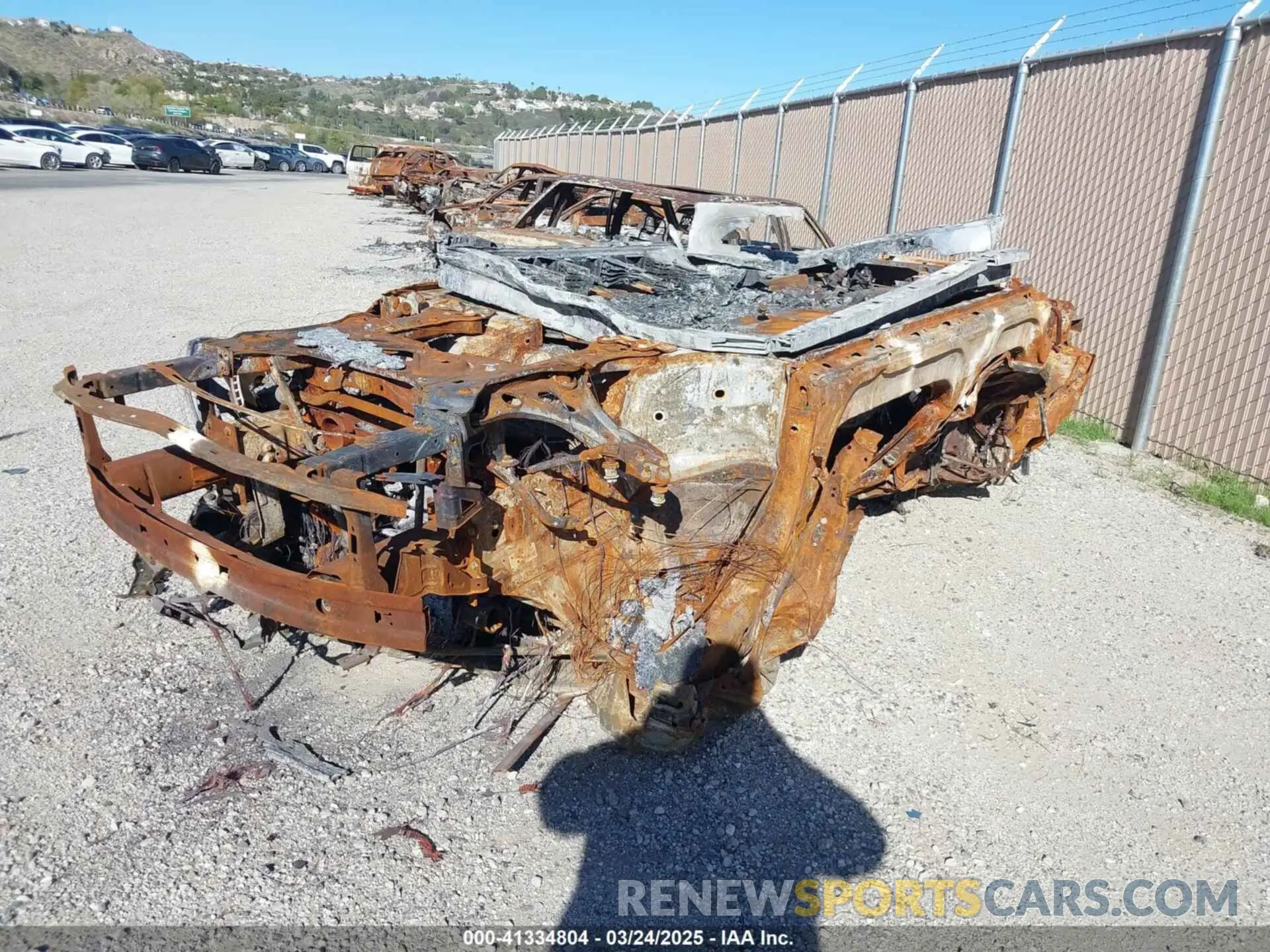 2 fotografías del automóvil dañado WA1KUBFZ9RP056256 AUDI Q4 E-TRON 2024