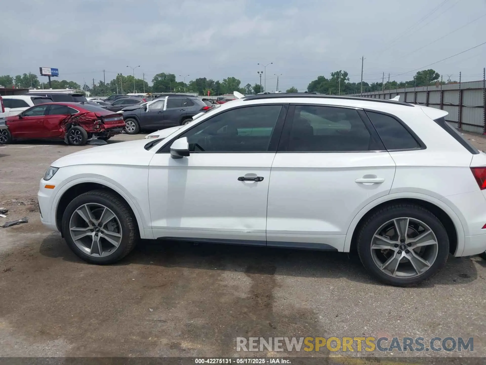 14 fotografías del automóvil dañado WA1BNAFY2K2030101 AUDI Q5 2019