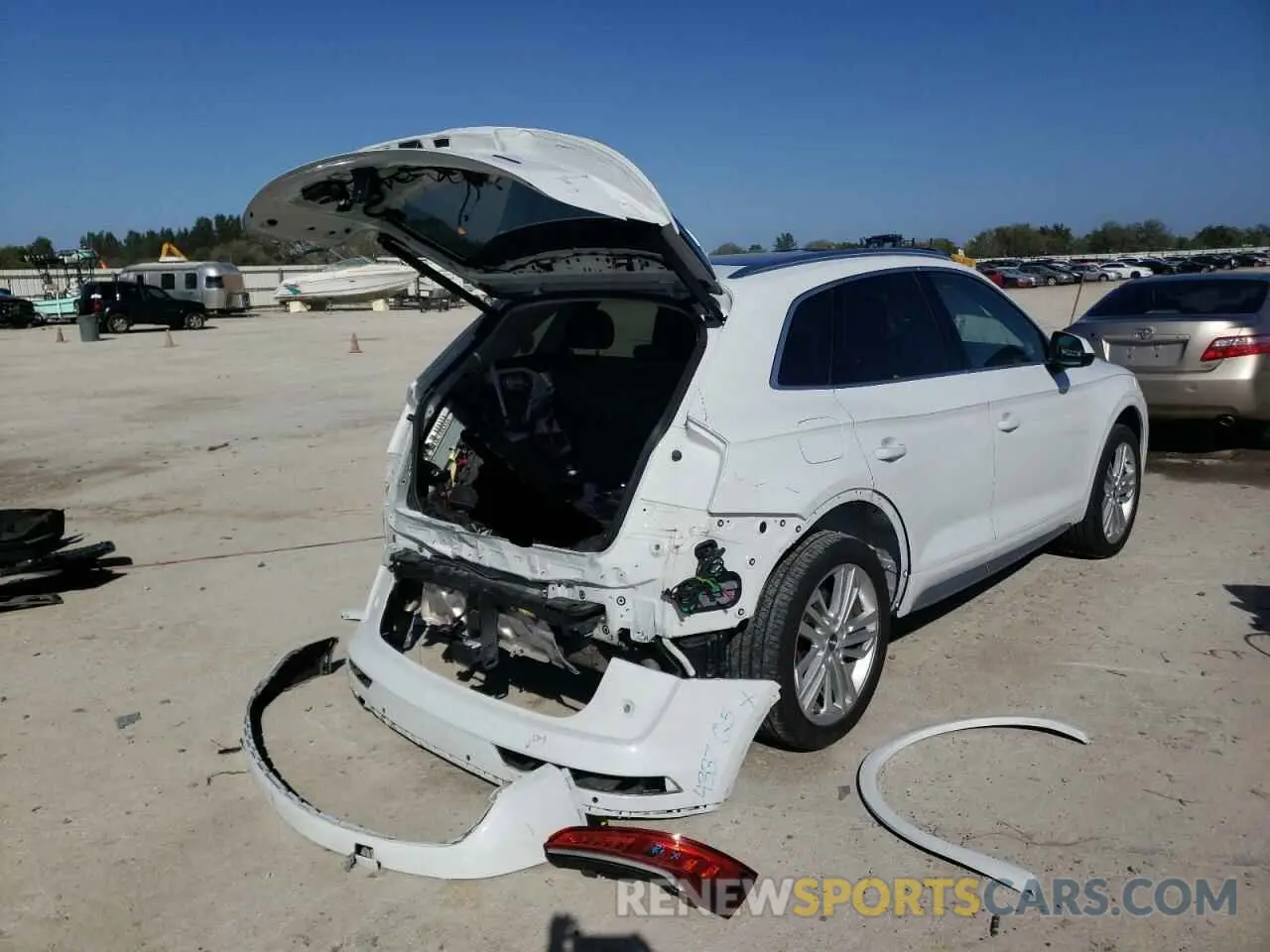 4 fotografías del automóvil dañado WA1BNAFY5K2047989 AUDI Q5 2019