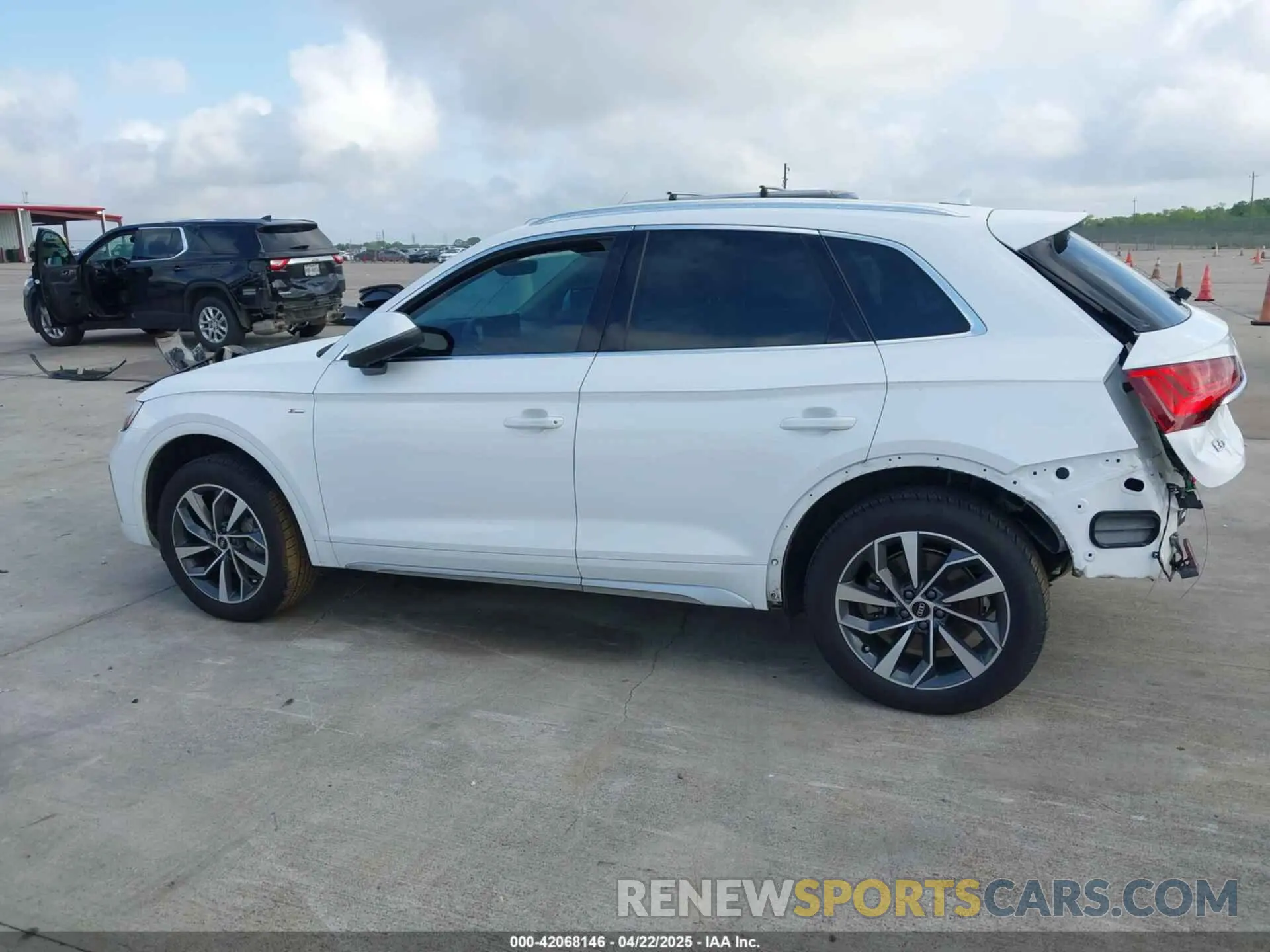14 fotografías del automóvil dañado WA1EAAFY7N2088928 AUDI Q5 2022