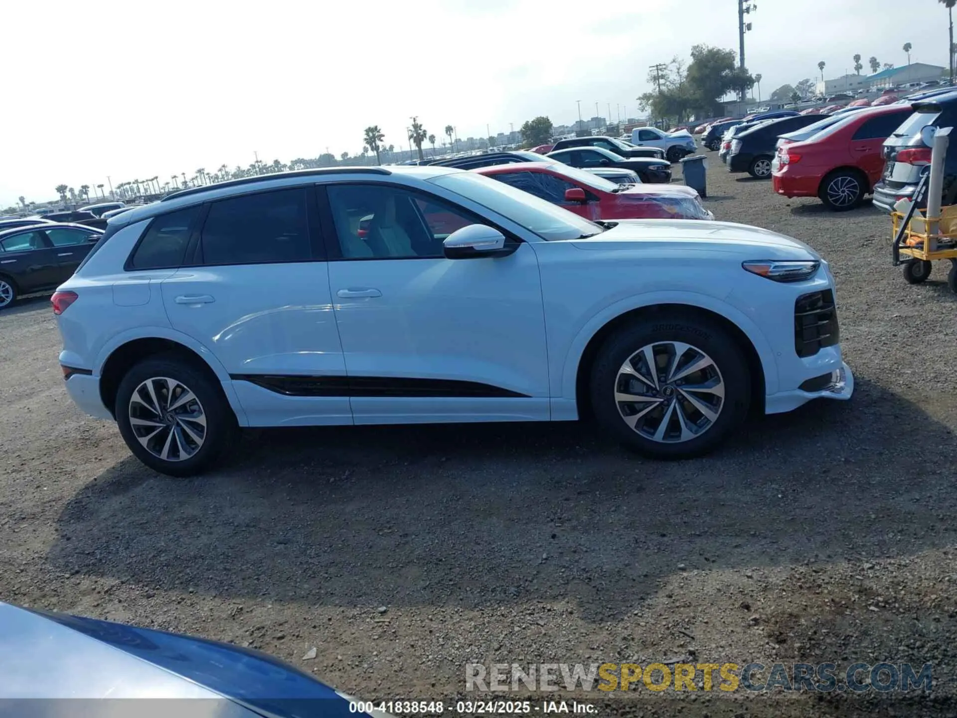 14 fotografías del automóvil dañado WA124BGFXSA019441 AUDI Q6 E-TRON 2025