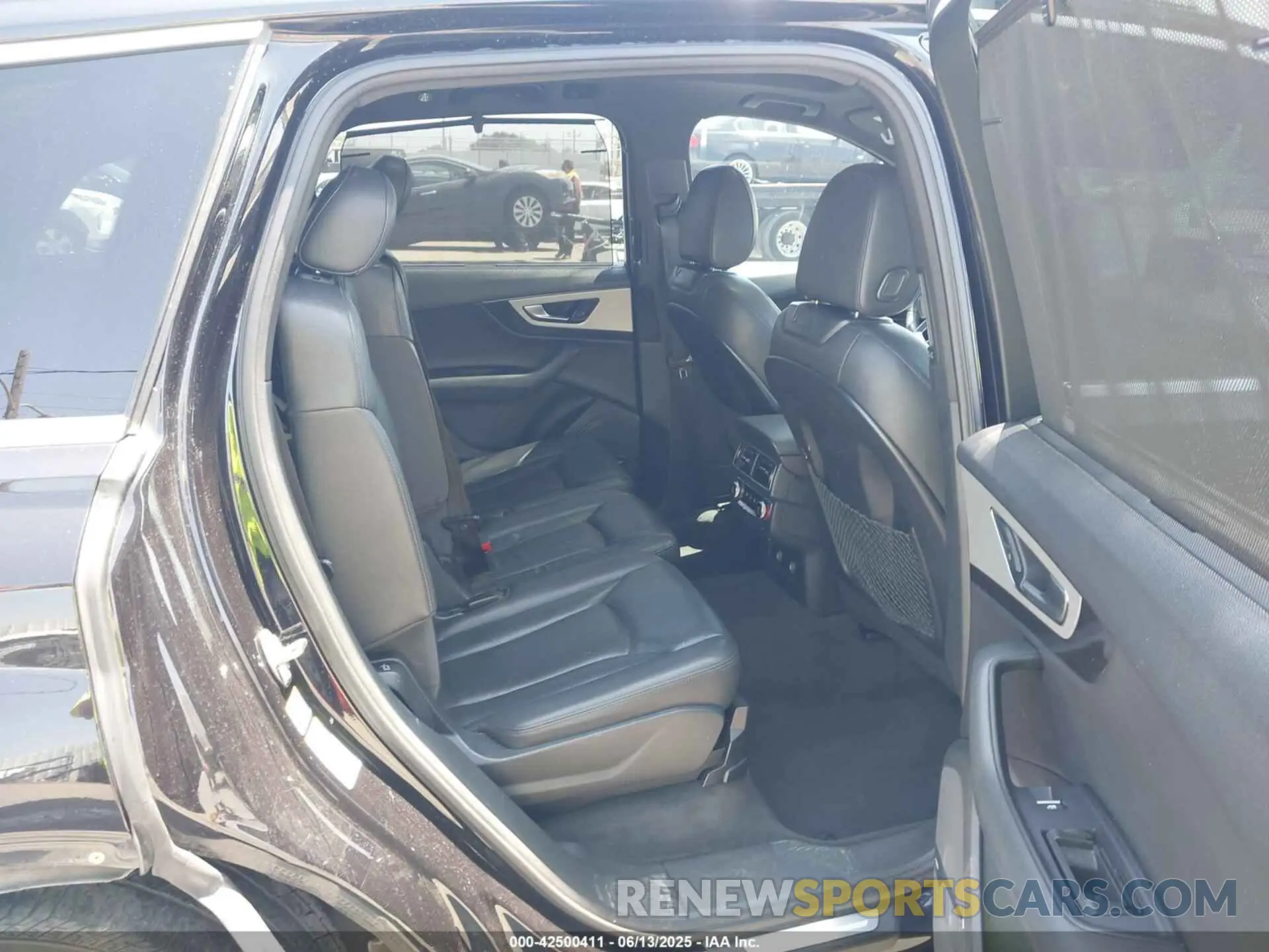 8 fotografías del automóvil dañado WA1LHAF70KD038060 AUDI Q7 2019