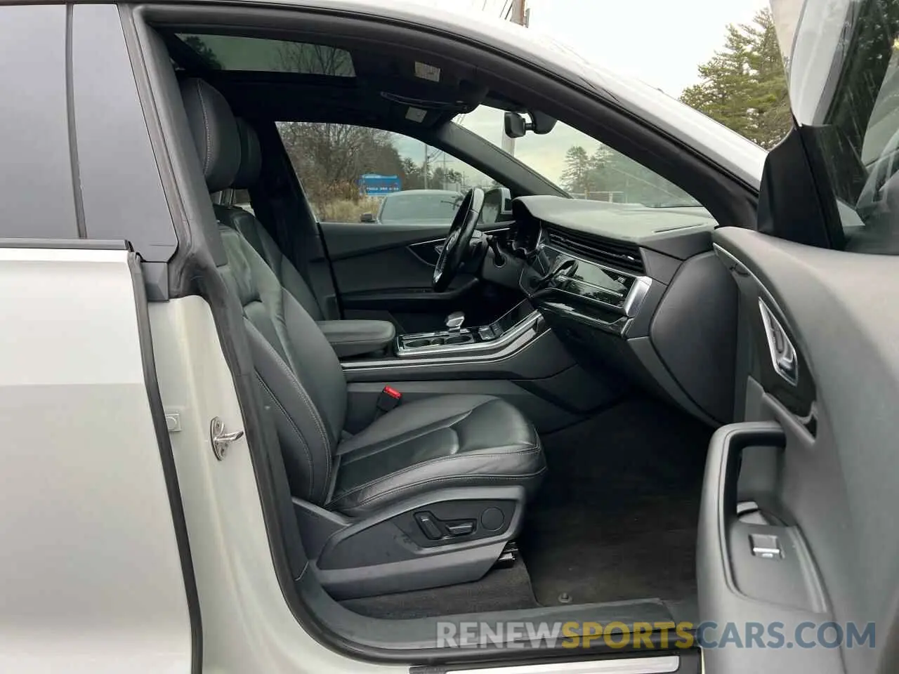 5 fotografías del automóvil dañado WA1AVAF16LD016710 AUDI Q8 2020