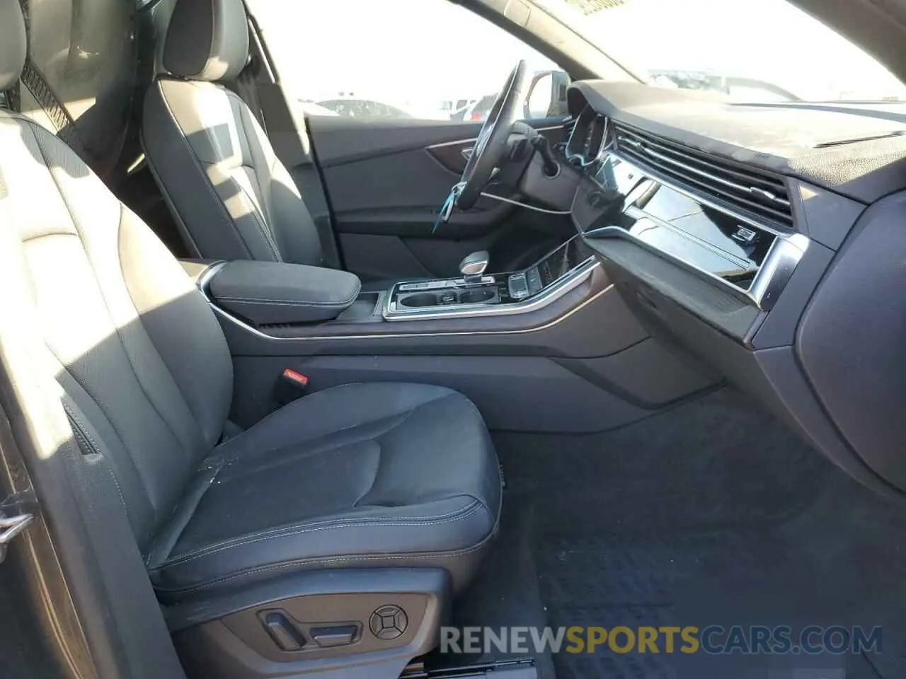 5 fotografías del automóvil dañado WA1EVAF12MD001673 AUDI Q8 2021