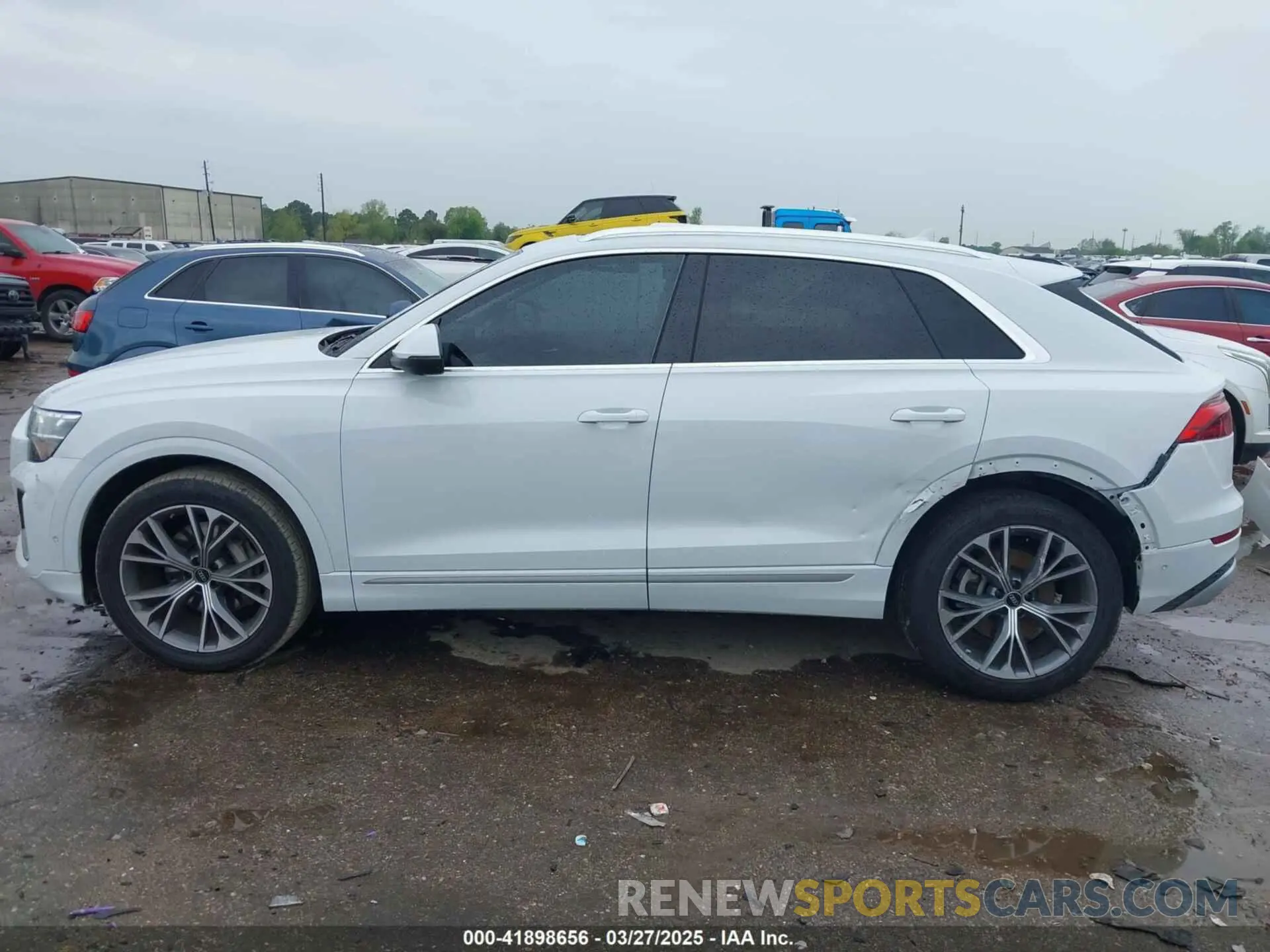 14 fotografías del automóvil dañado WA1BVBF12RD003584 AUDI Q8 2024