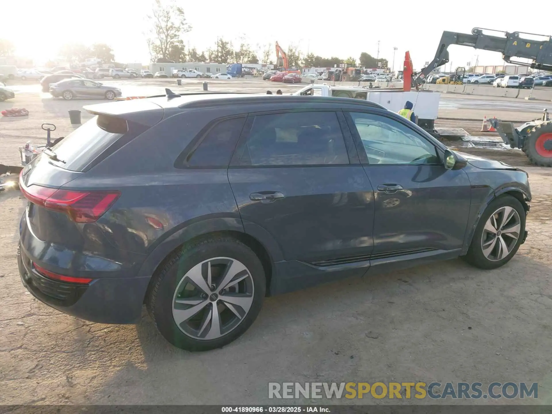 14 fotografías del automóvil dañado WA14AAGE6RB013322 AUDI Q8 E-TRON 2024