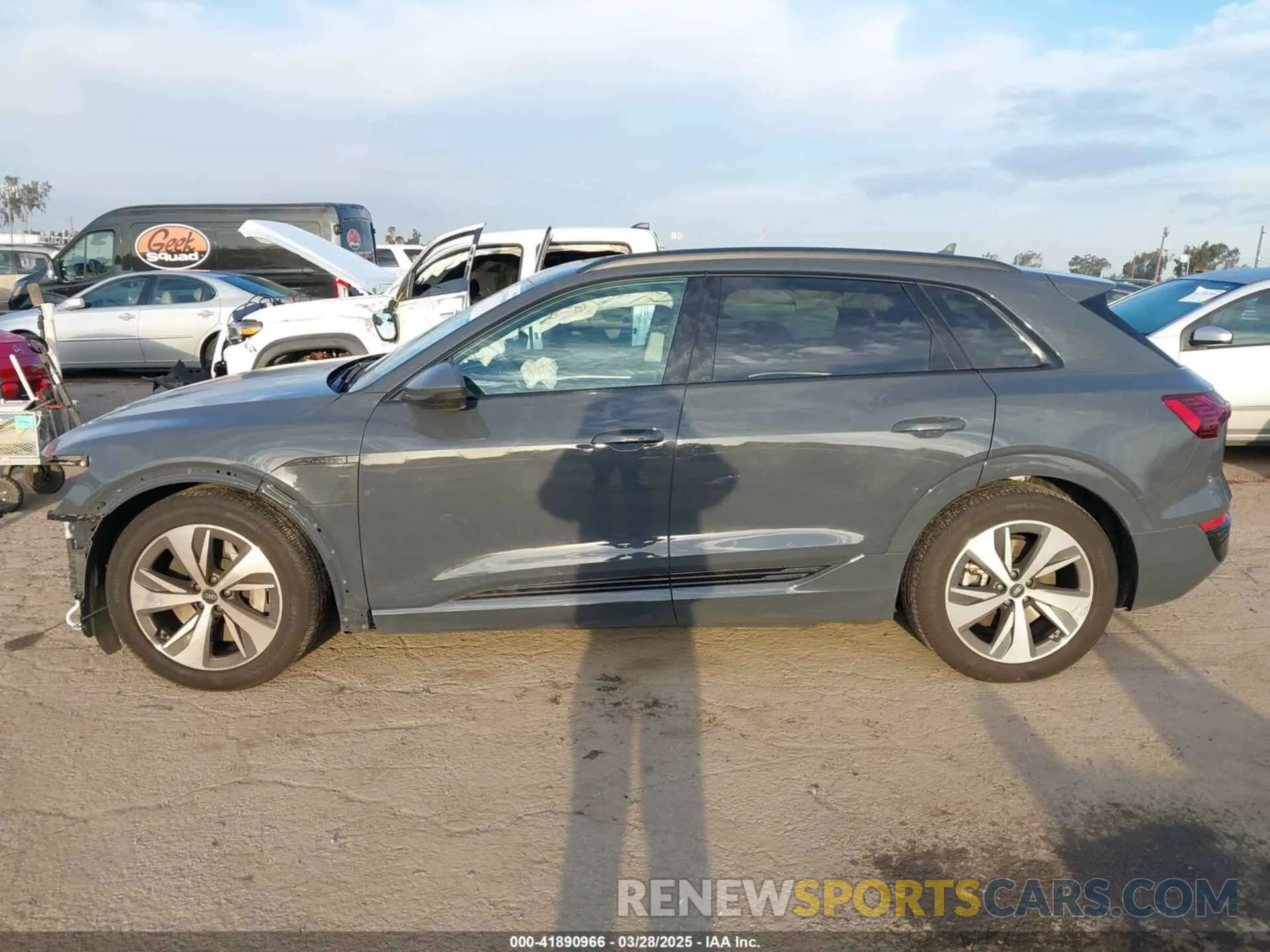 15 fotografías del automóvil dañado WA14AAGE6RB013322 AUDI Q8 E-TRON 2024