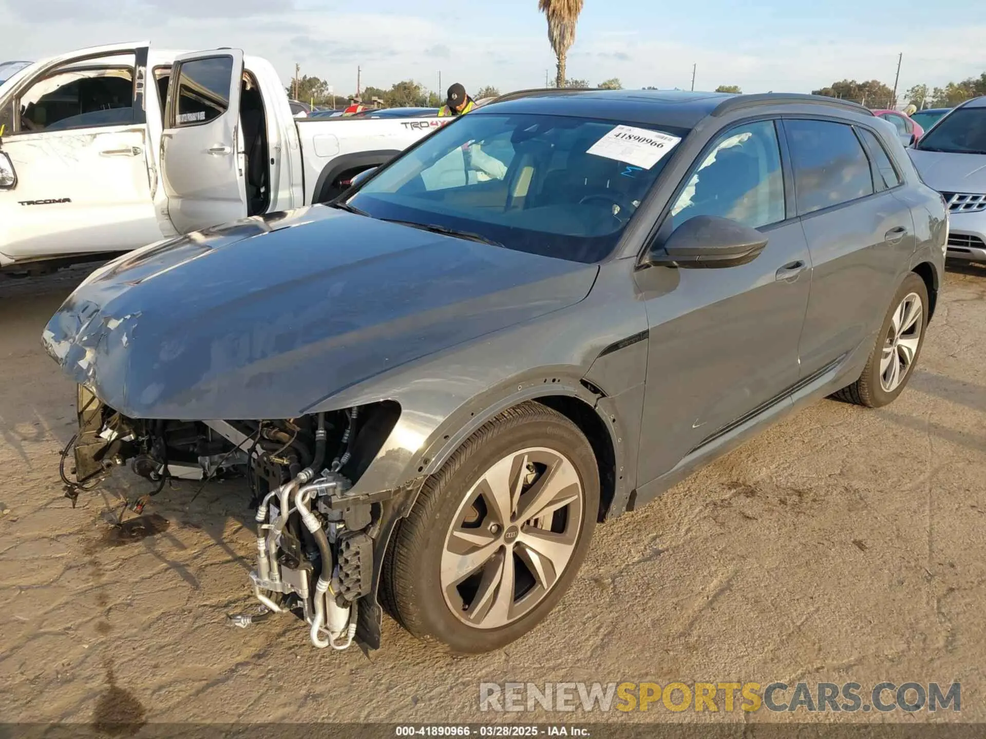 2 fotografías del automóvil dañado WA14AAGE6RB013322 AUDI Q8 E-TRON 2024