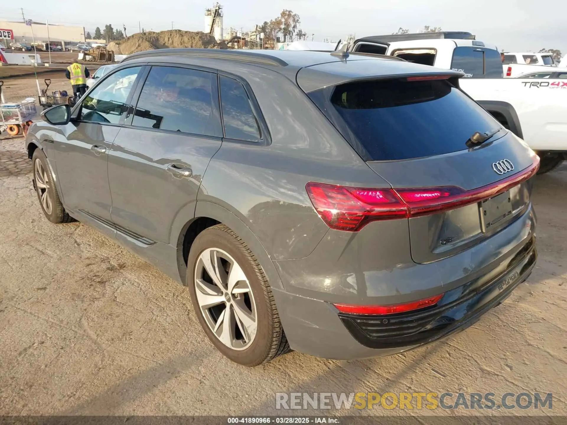 3 fotografías del automóvil dañado WA14AAGE6RB013322 AUDI Q8 E-TRON 2024