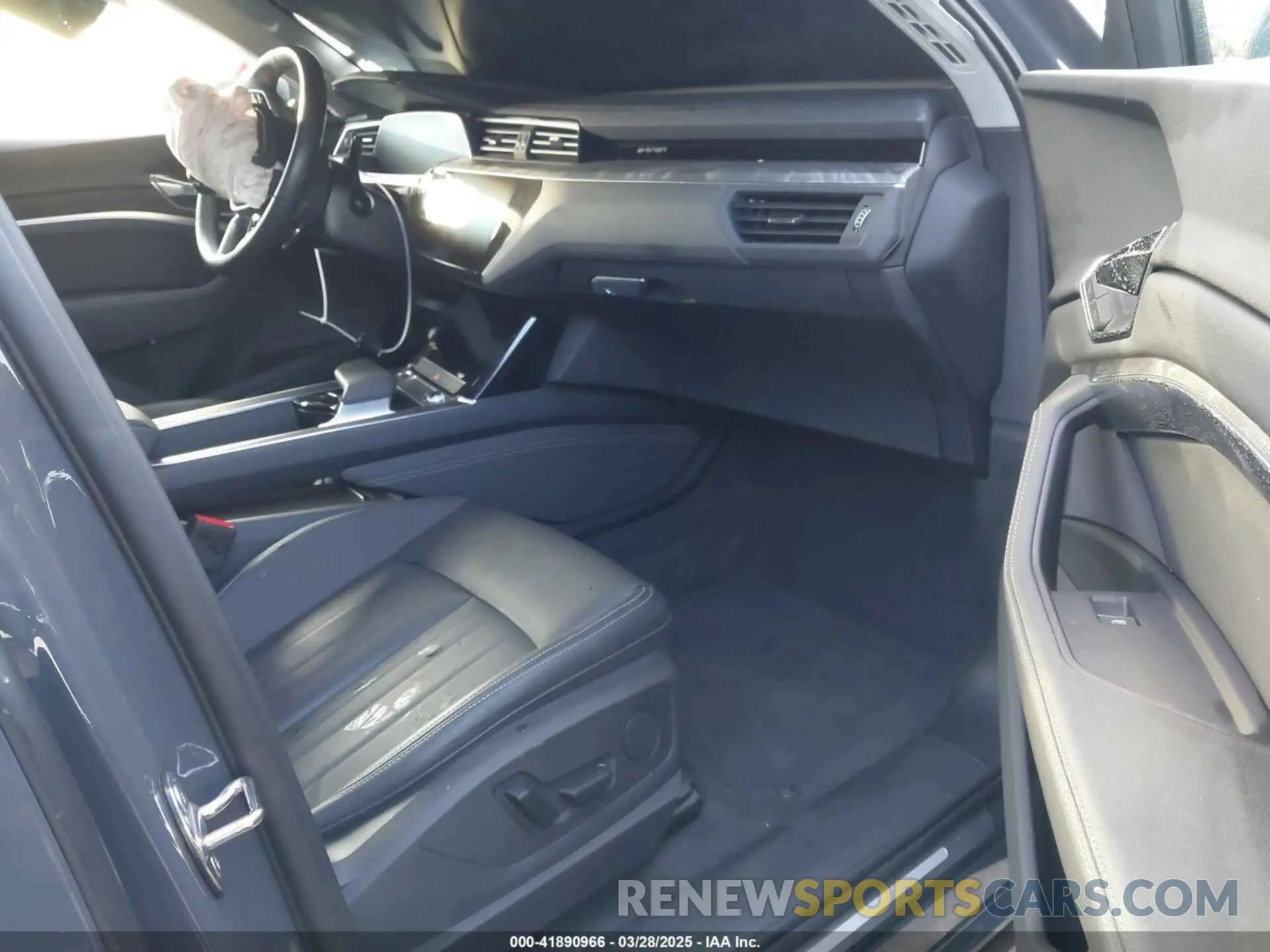 5 fotografías del automóvil dañado WA14AAGE6RB013322 AUDI Q8 E-TRON 2024