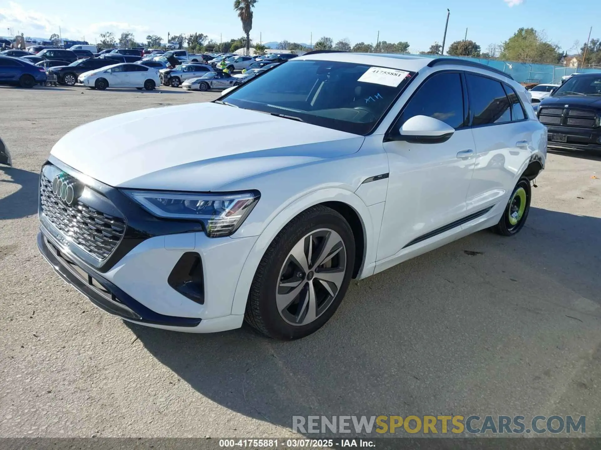 2 fotografías del automóvil dañado WA14AAGE7RB020683 AUDI Q8 E-TRON 2024