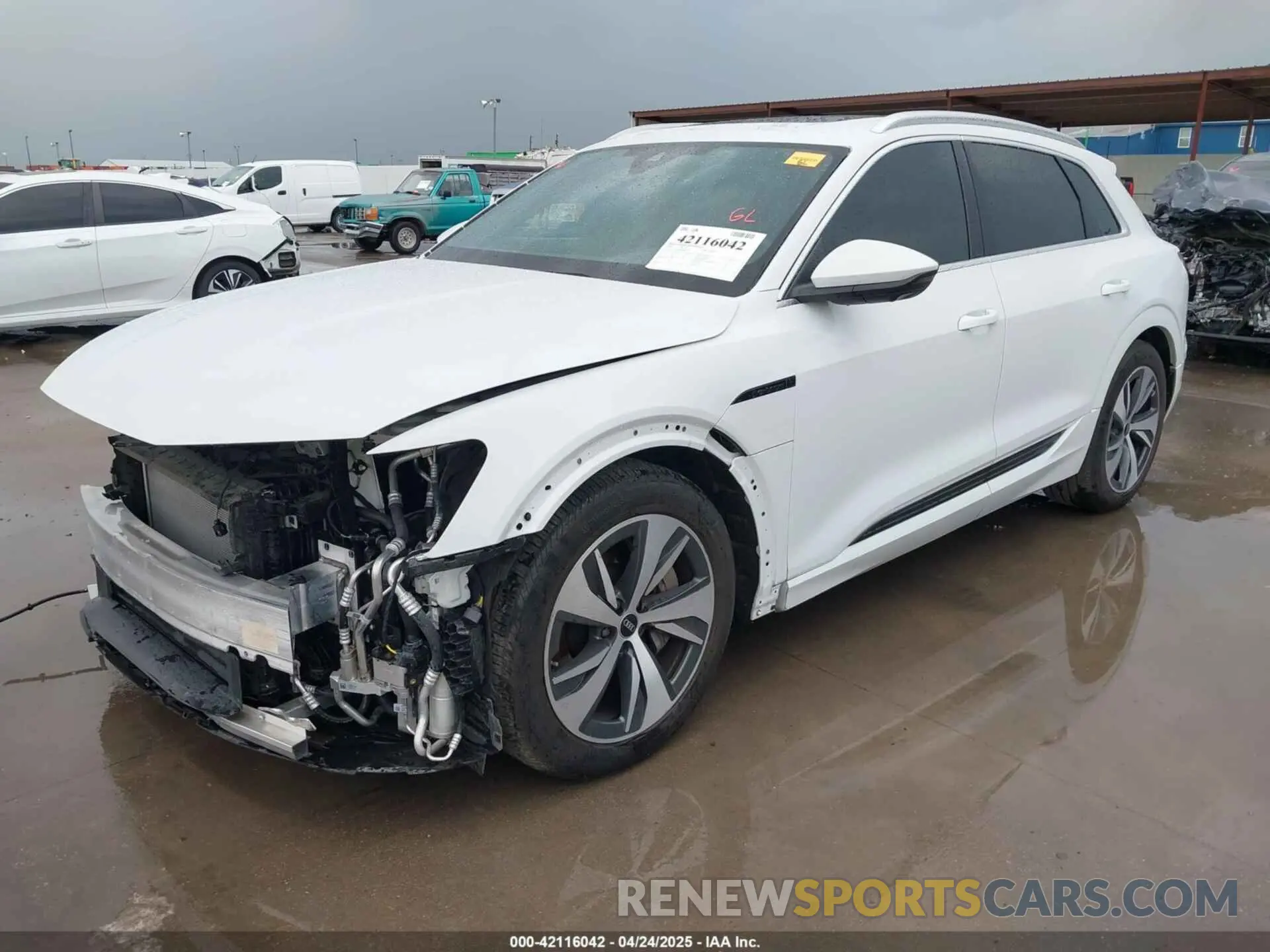 2 fotografías del automóvil dañado WA15AAGE0RB026474 AUDI Q8 E-TRON 2024