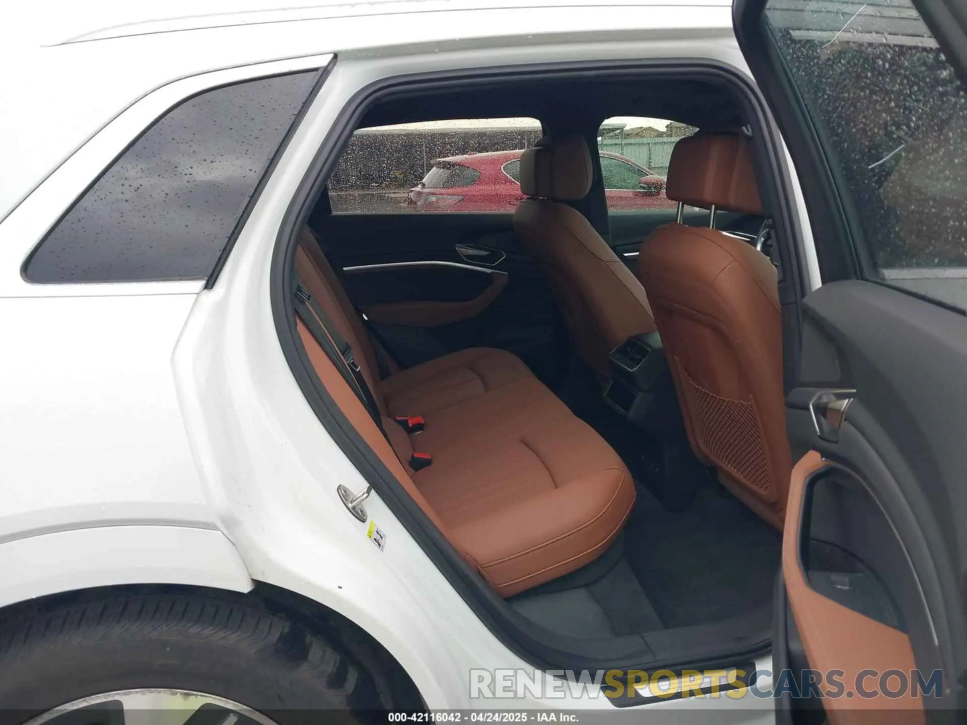 8 fotografías del automóvil dañado WA15AAGE0RB026474 AUDI Q8 E-TRON 2024