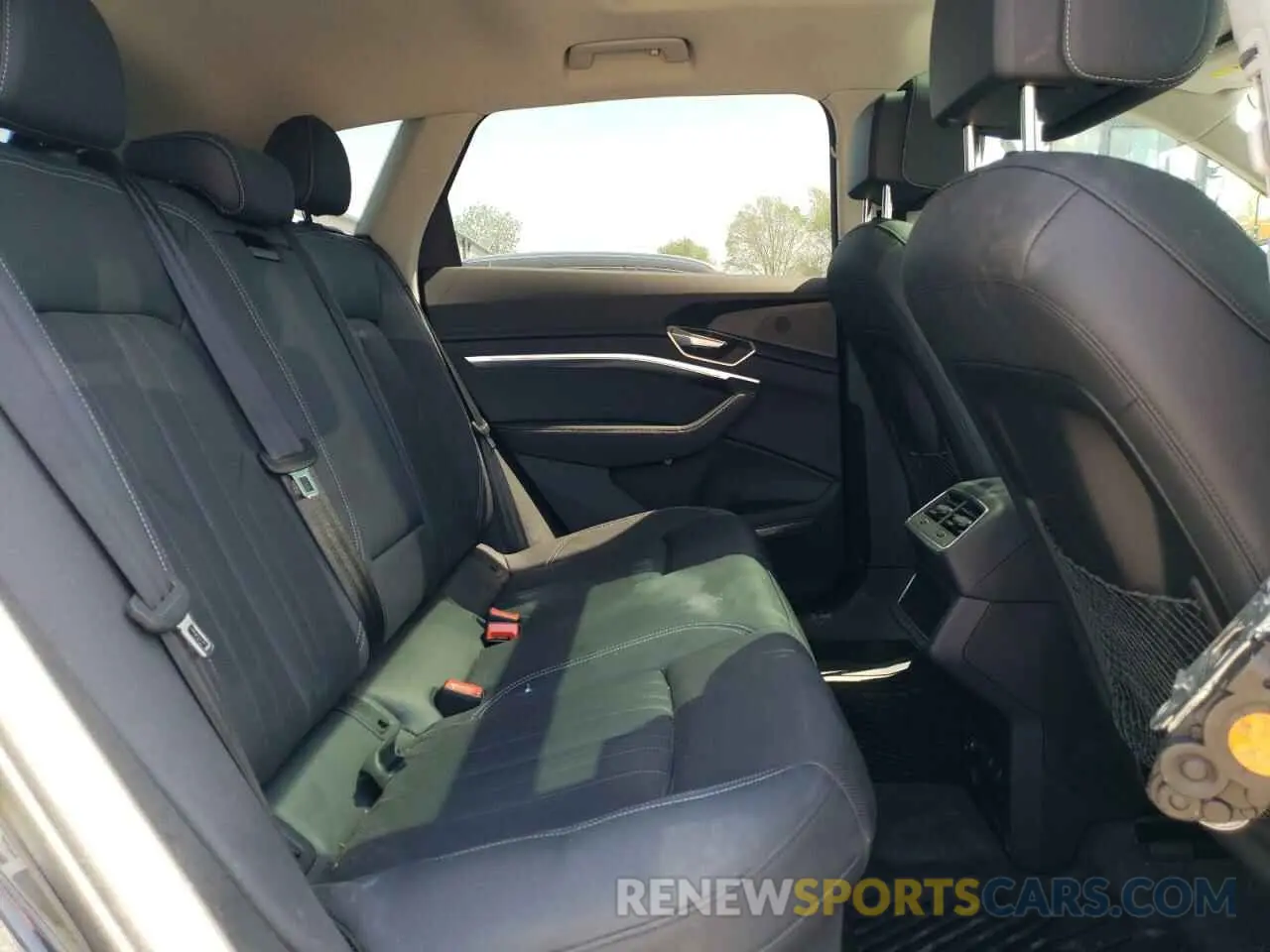11 fotografías del automóvil dañado WA15AAGE0RB033134 AUDI Q8 E-TRON 2024