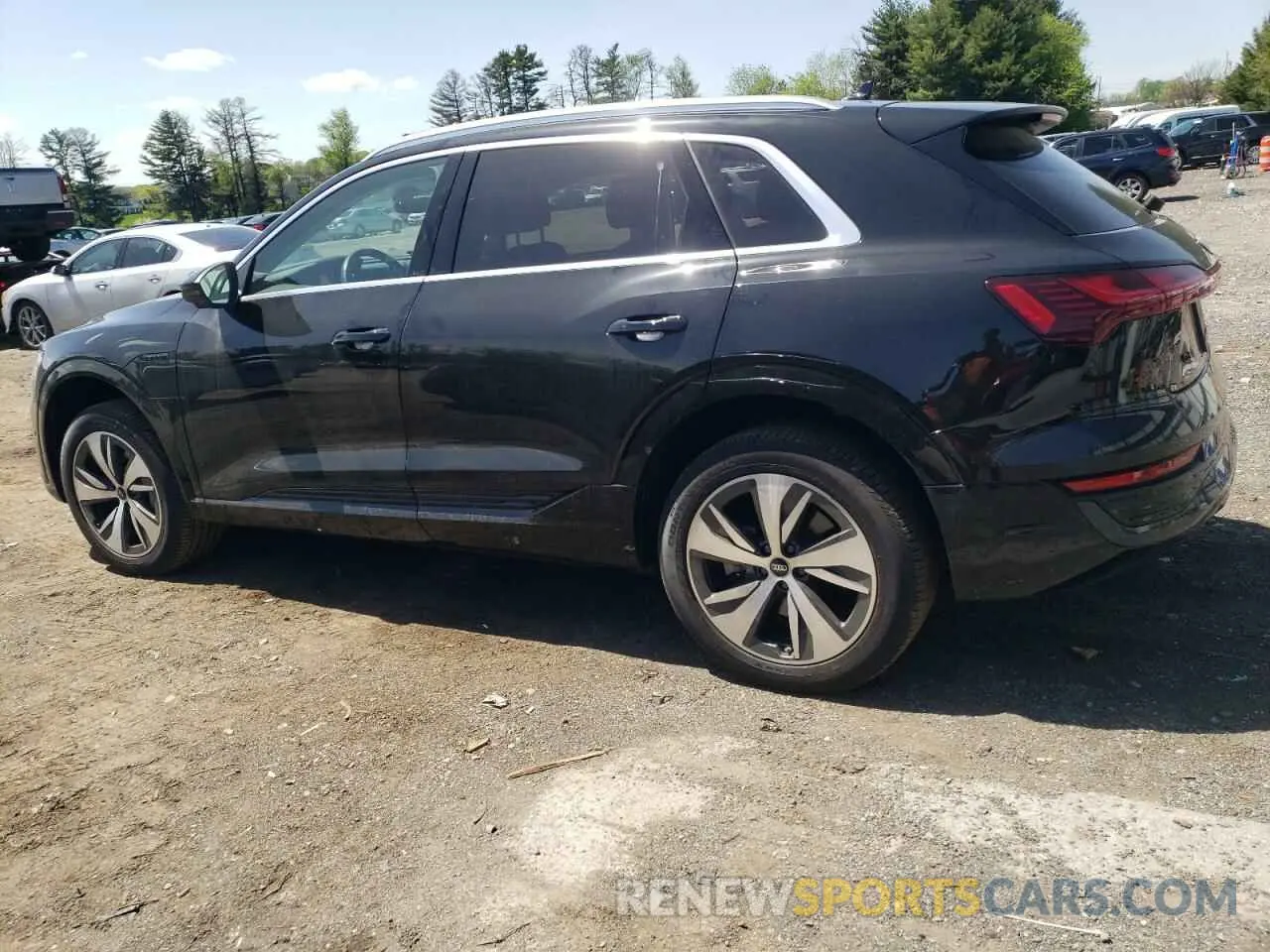 2 fotografías del automóvil dañado WA15AAGE0RB033134 AUDI Q8 E-TRON 2024