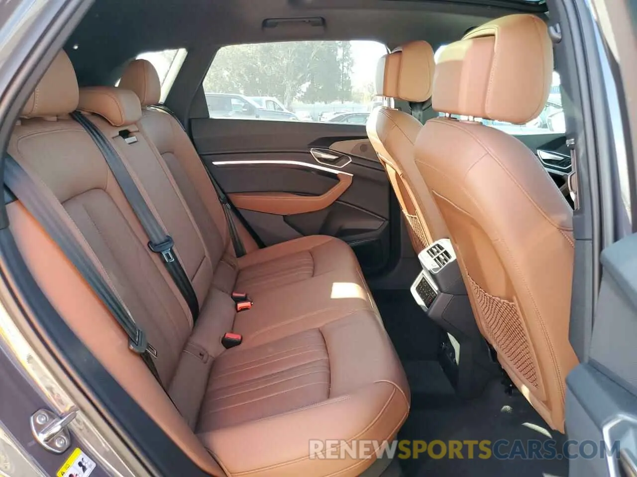 12 fotografías del automóvil dañado WA15AAGE2RB053630 AUDI Q8 E-TRON 2024