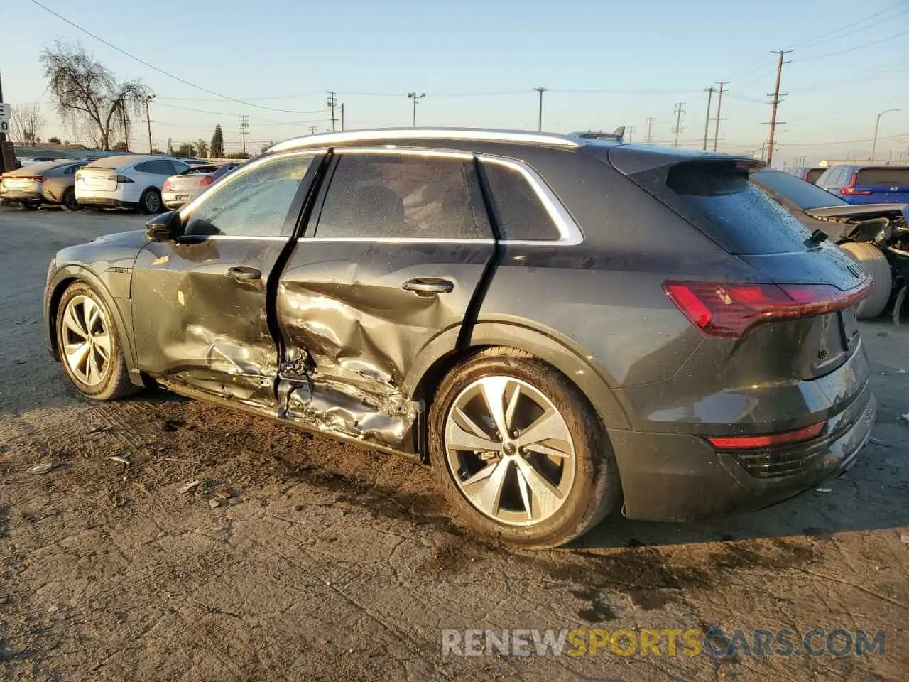 2 fotografías del automóvil dañado WA15AAGE9RB043046 AUDI Q8 E-TRON 2024