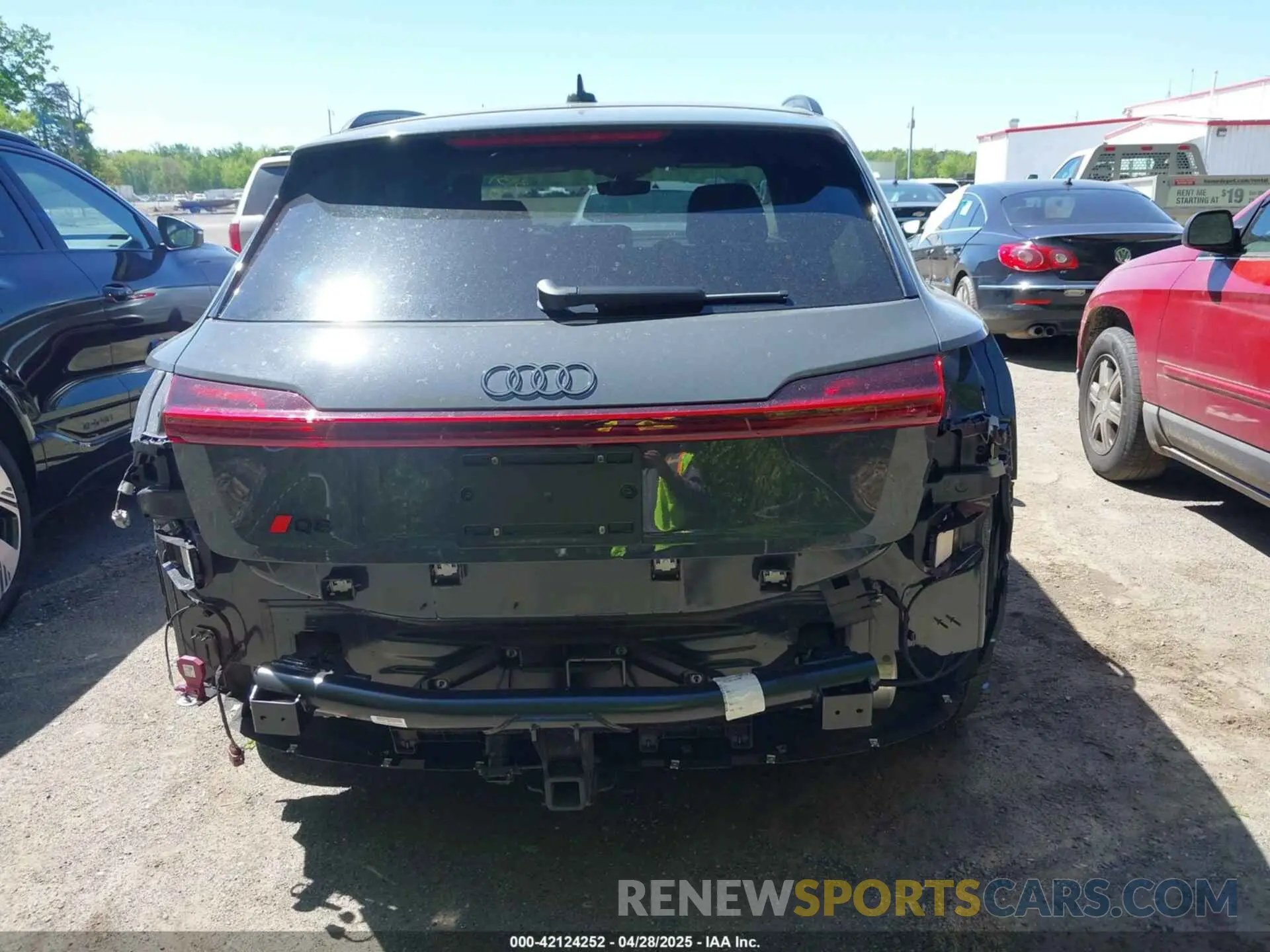 16 fotografías del automóvil dañado WA16AAGE8RB053944 AUDI Q8 E-TRON 2024