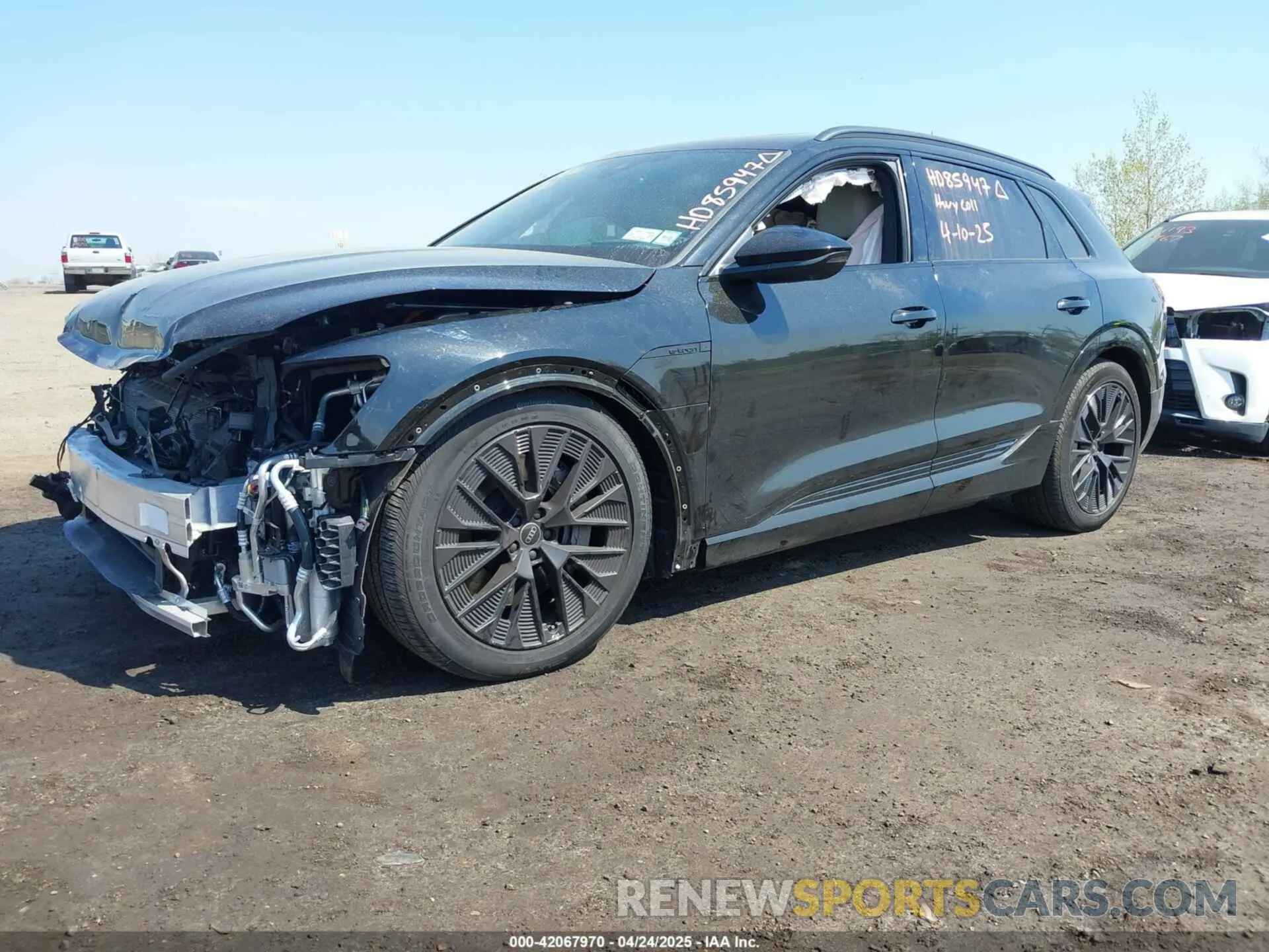 2 fotografías del automóvil dañado WA16ABGE6RB005963 AUDI Q8 E-TRON 2024