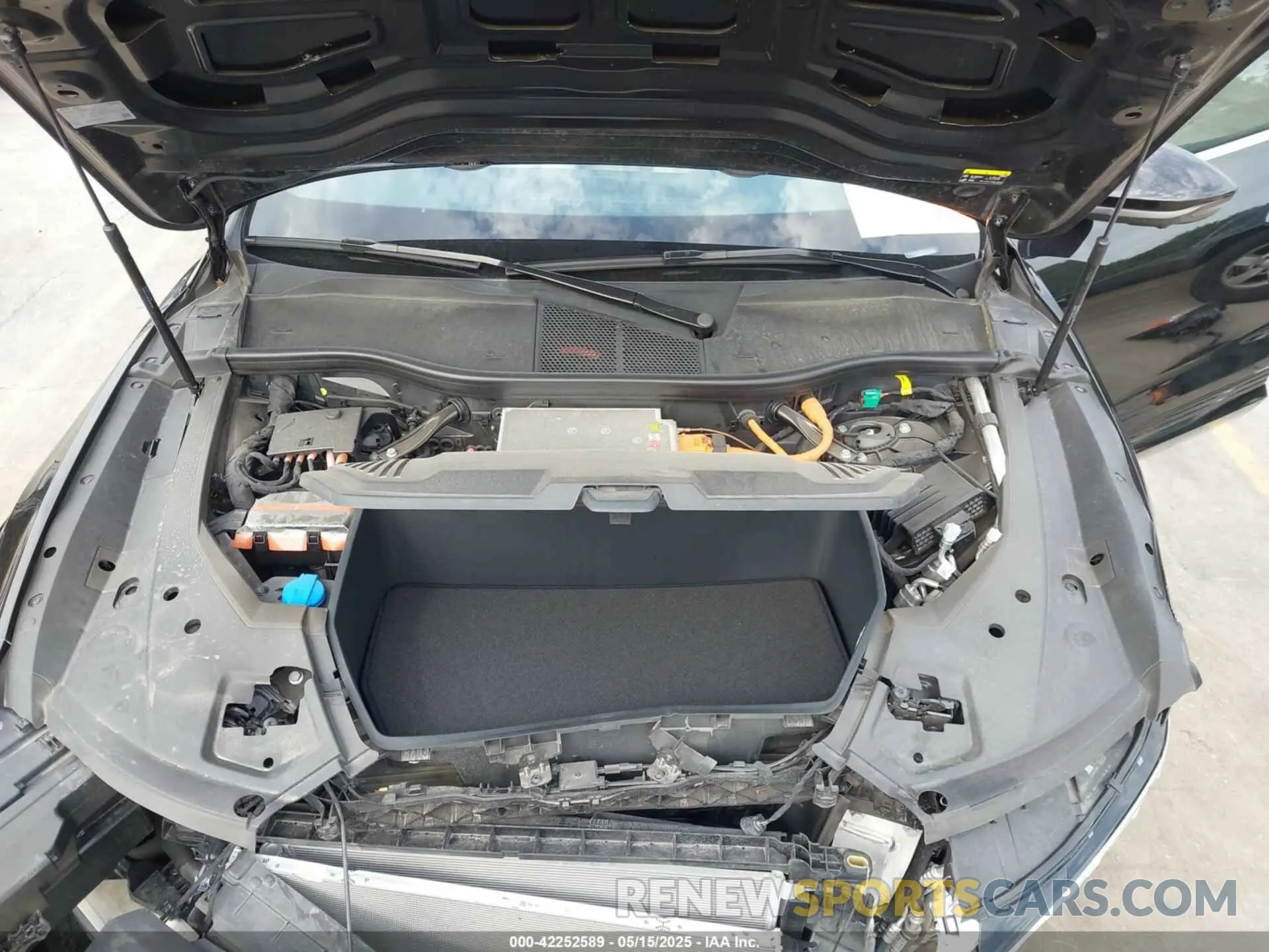 10 fotografías del automóvil dañado WA1CAAGE3RB005383 AUDI Q8 E-TRON 2024