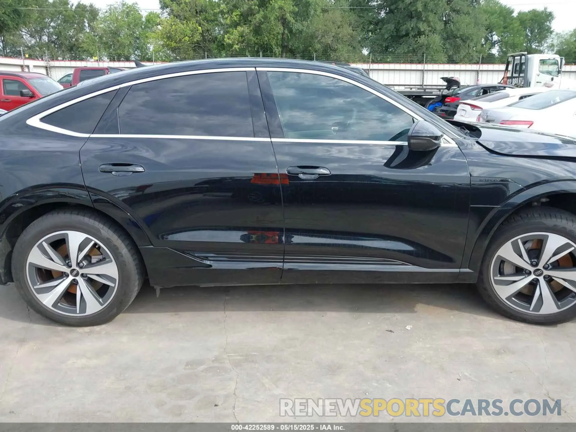14 fotografías del automóvil dañado WA1CAAGE3RB005383 AUDI Q8 E-TRON 2024