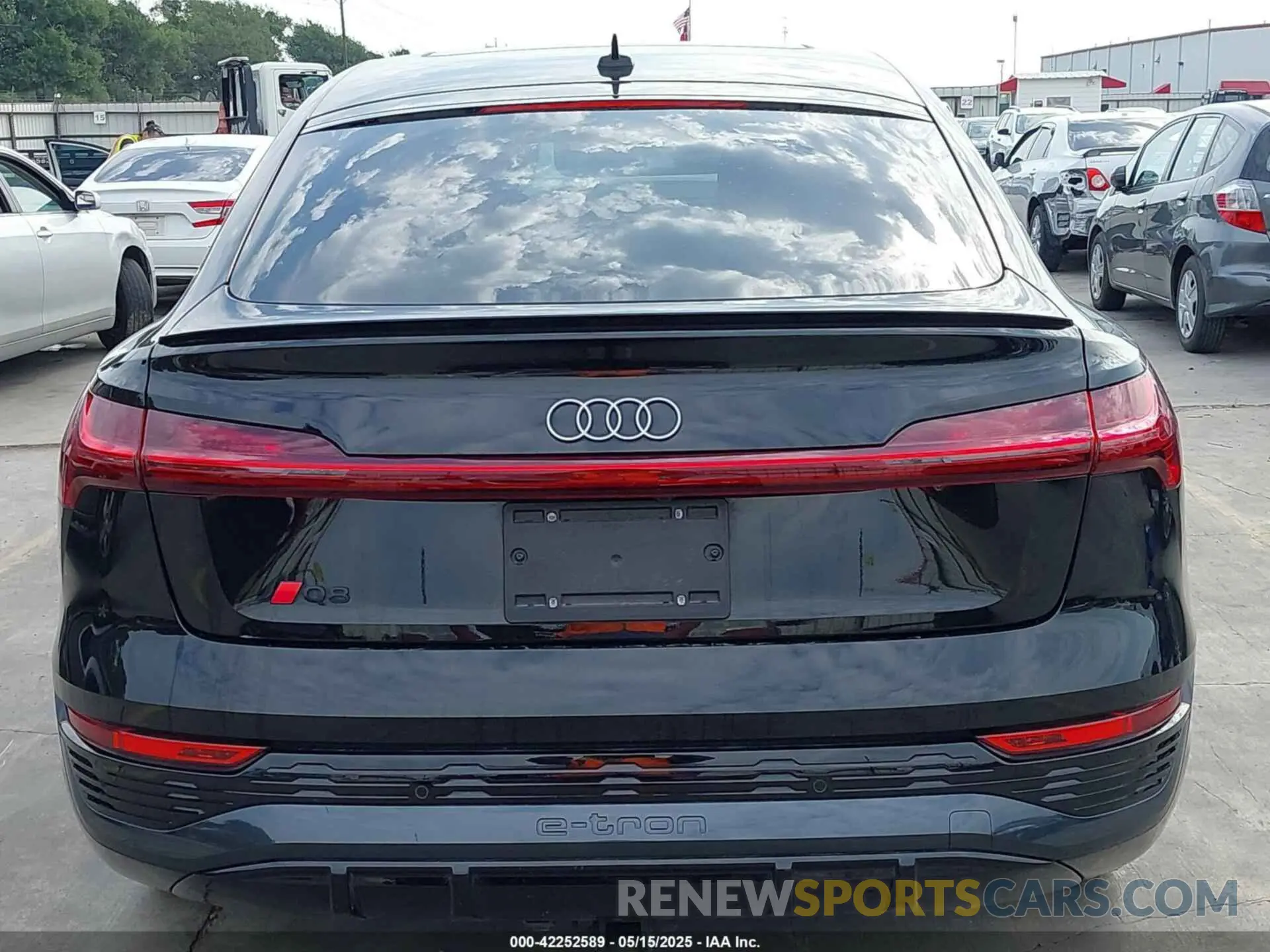 17 fotografías del automóvil dañado WA1CAAGE3RB005383 AUDI Q8 E-TRON 2024
