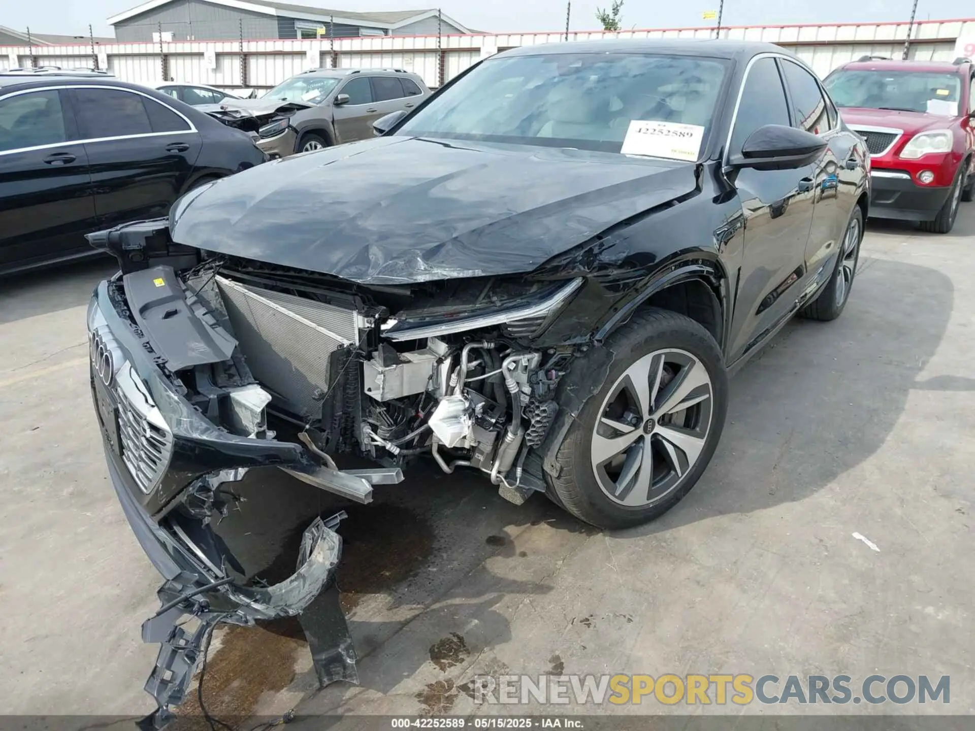 2 fotografías del automóvil dañado WA1CAAGE3RB005383 AUDI Q8 E-TRON 2024