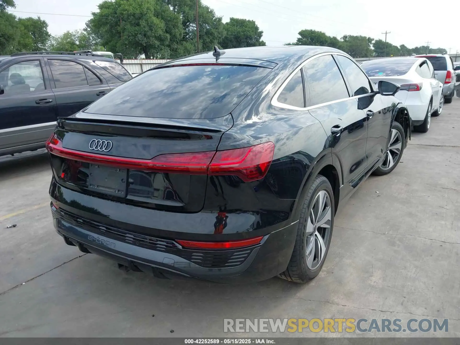 4 fotografías del automóvil dañado WA1CAAGE3RB005383 AUDI Q8 E-TRON 2024