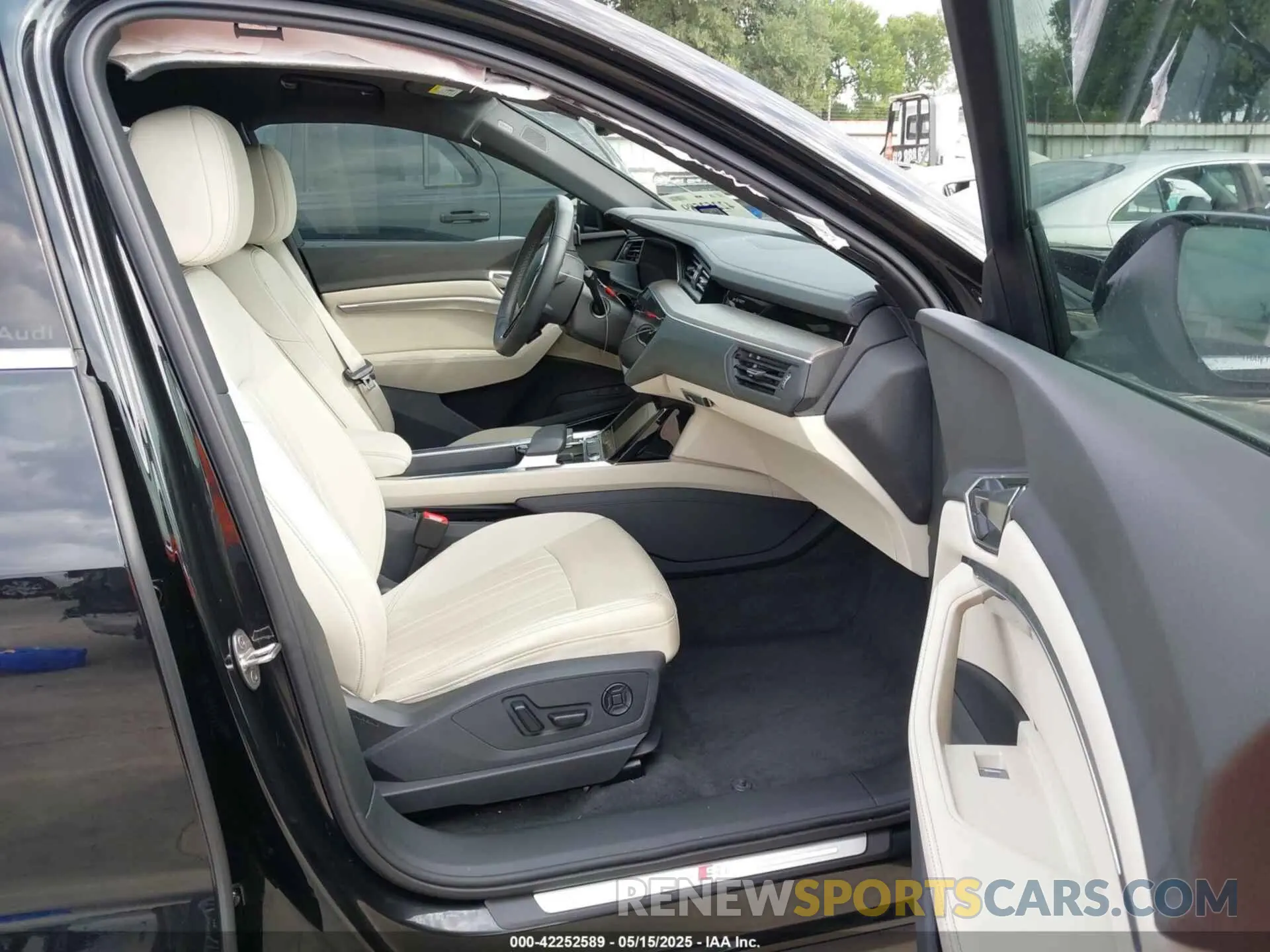 5 fotografías del automóvil dañado WA1CAAGE3RB005383 AUDI Q8 E-TRON 2024