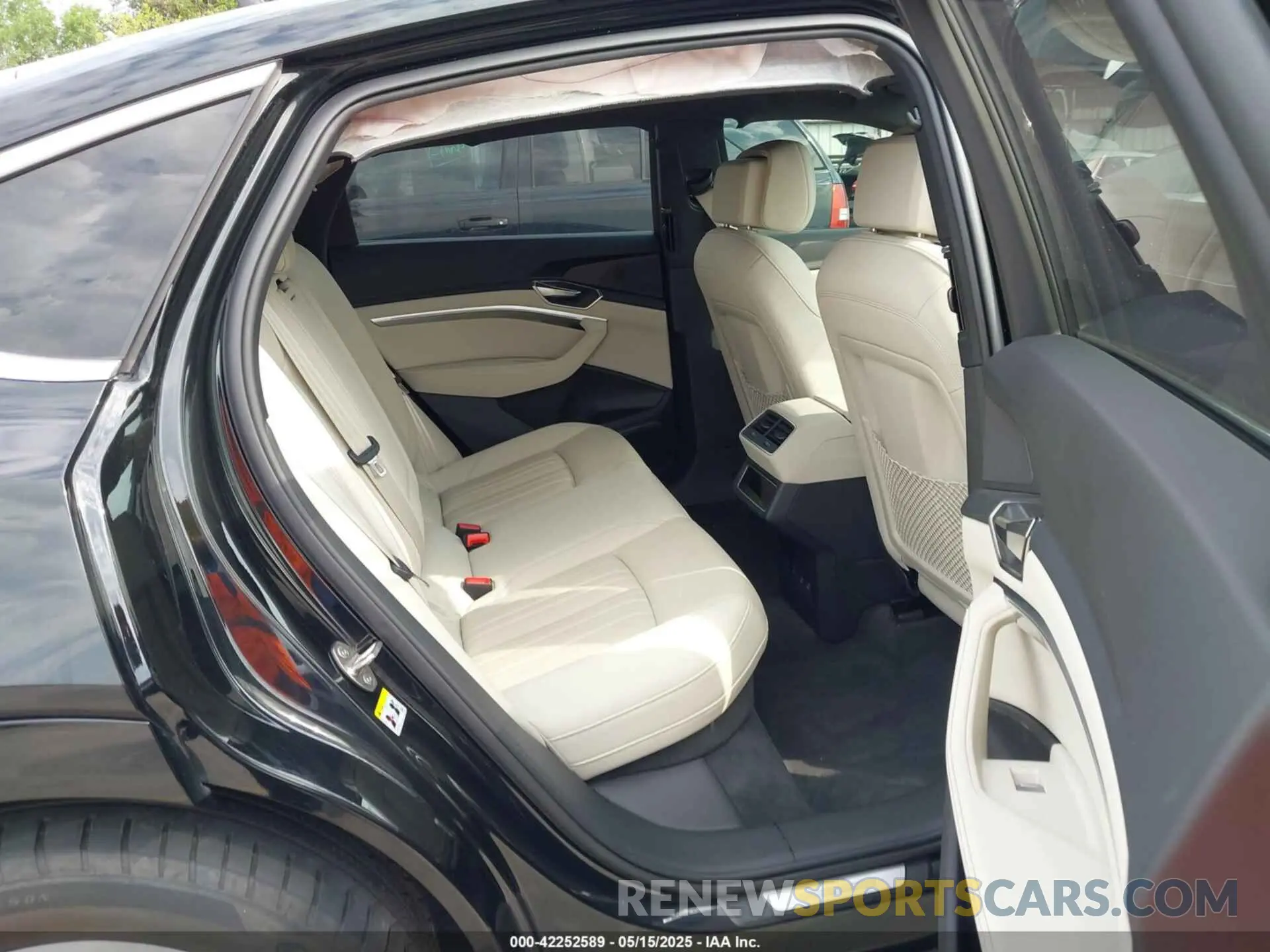 8 fotografías del automóvil dañado WA1CAAGE3RB005383 AUDI Q8 E-TRON 2024