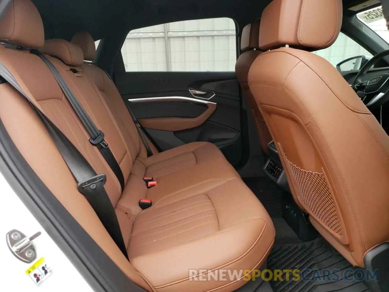 11 fotografías del automóvil dañado WA1CAAGEXRB024450 AUDI Q8 E-TRON 2024