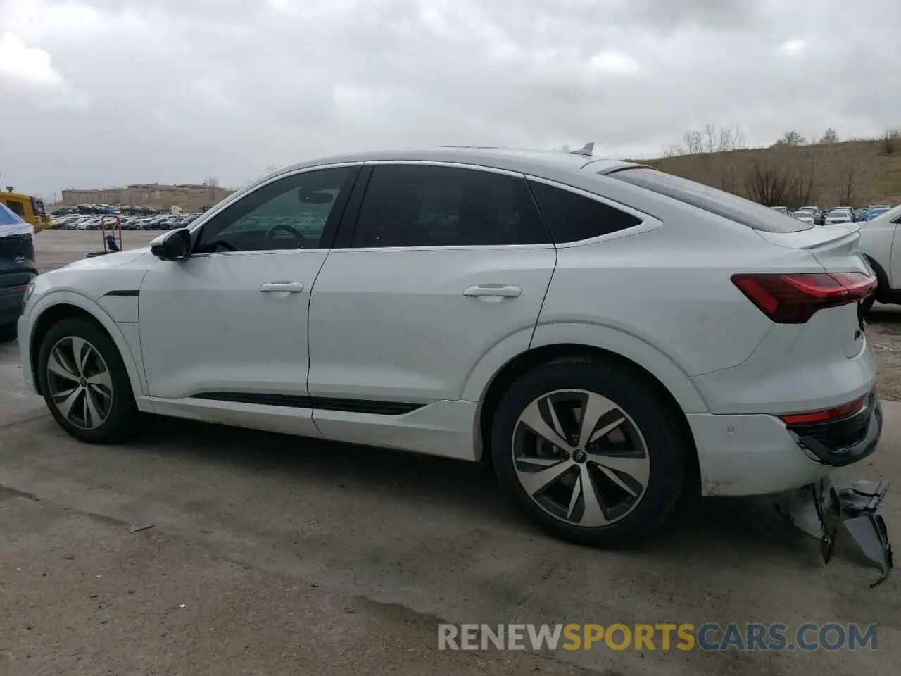 2 fotografías del automóvil dañado WA1CAAGEXRB024450 AUDI Q8 E-TRON 2024
