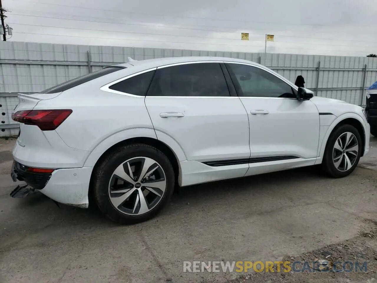 3 fotografías del automóvil dañado WA1CAAGEXRB024450 AUDI Q8 E-TRON 2024