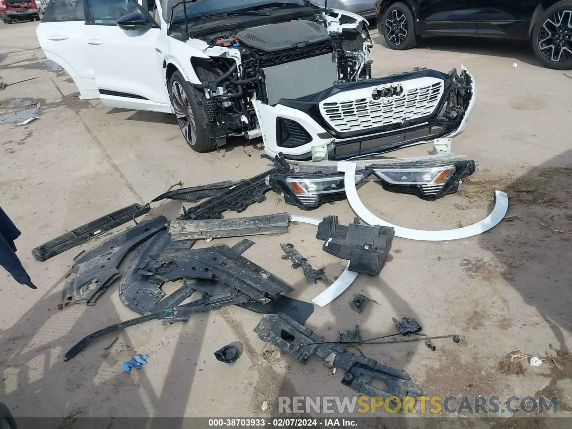 12 fotografías del automóvil dañado WA1DABGE2RB007345 AUDI Q8 E-TRON 2024