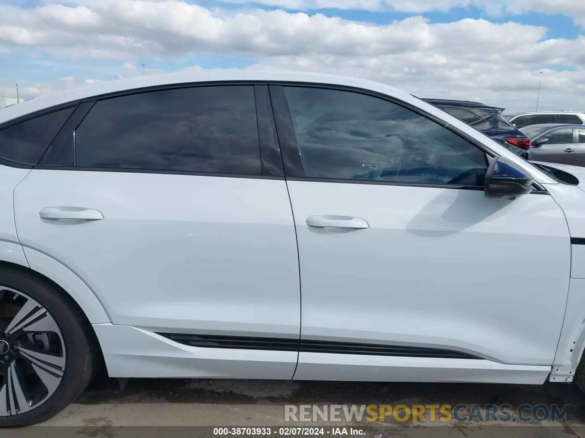 14 fotografías del automóvil dañado WA1DABGE2RB007345 AUDI Q8 E-TRON 2024